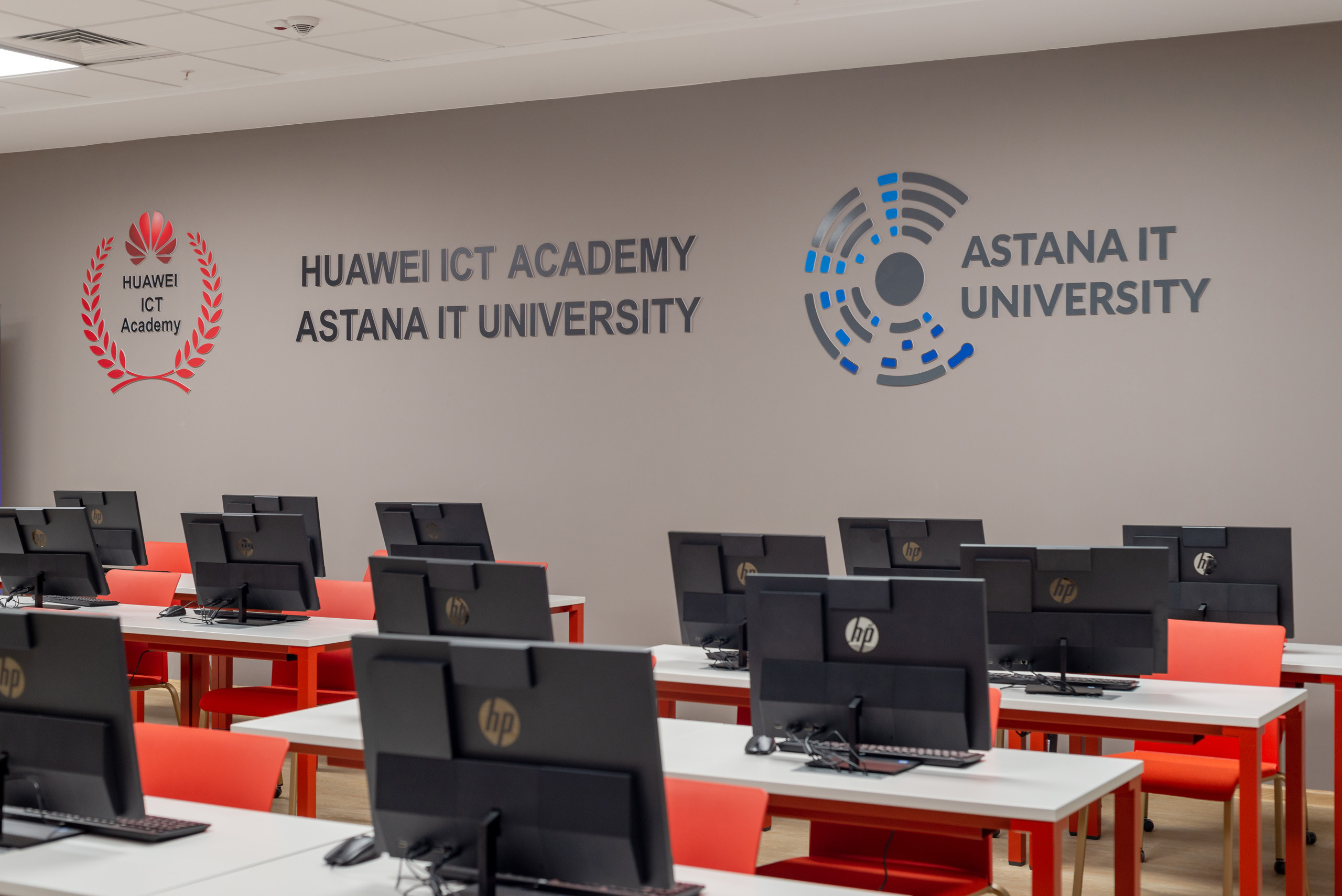 Презентационная съемка IT UNIVERCITY. Фотограф-дизайнер Лейла Кабди