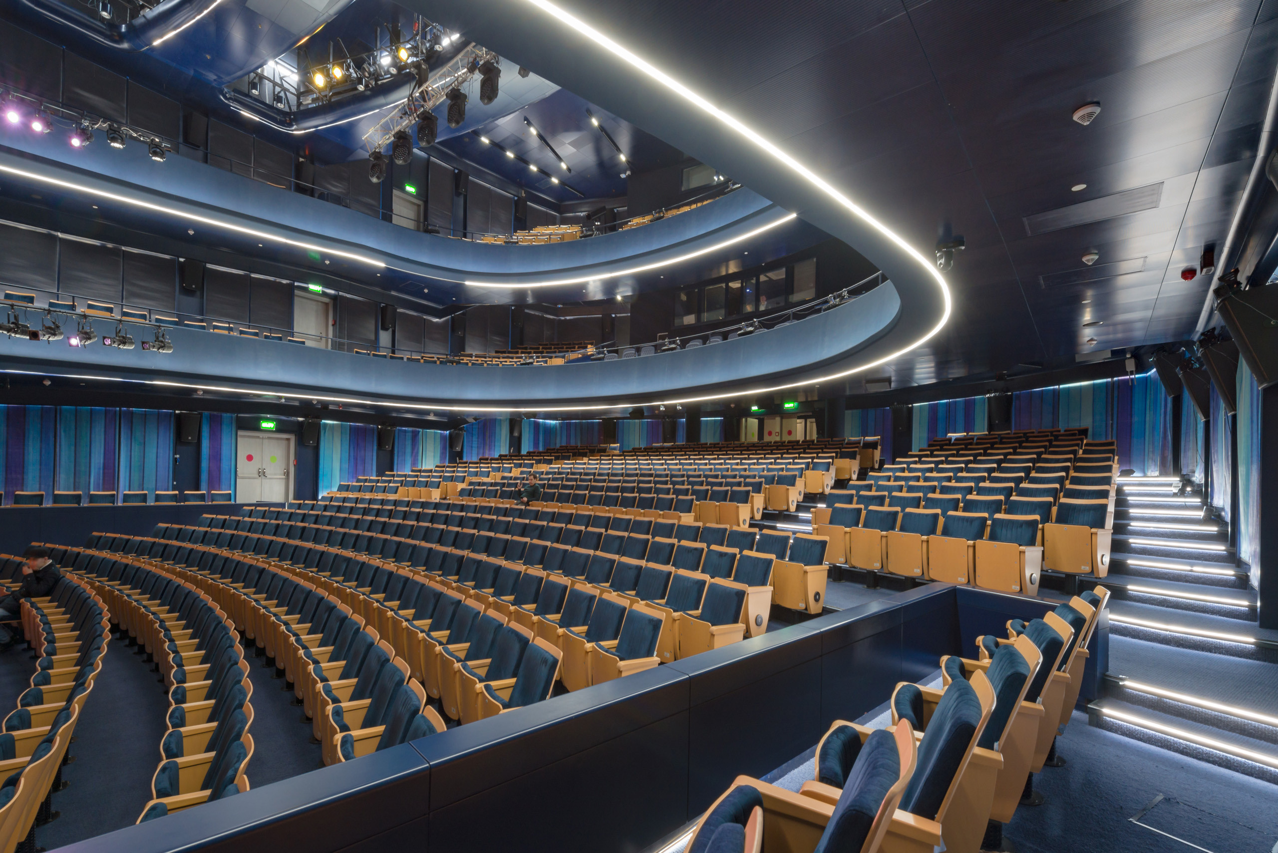 Презентационная съемка театра NOMAD. Фотограф-дизайнер Лейла Кабди