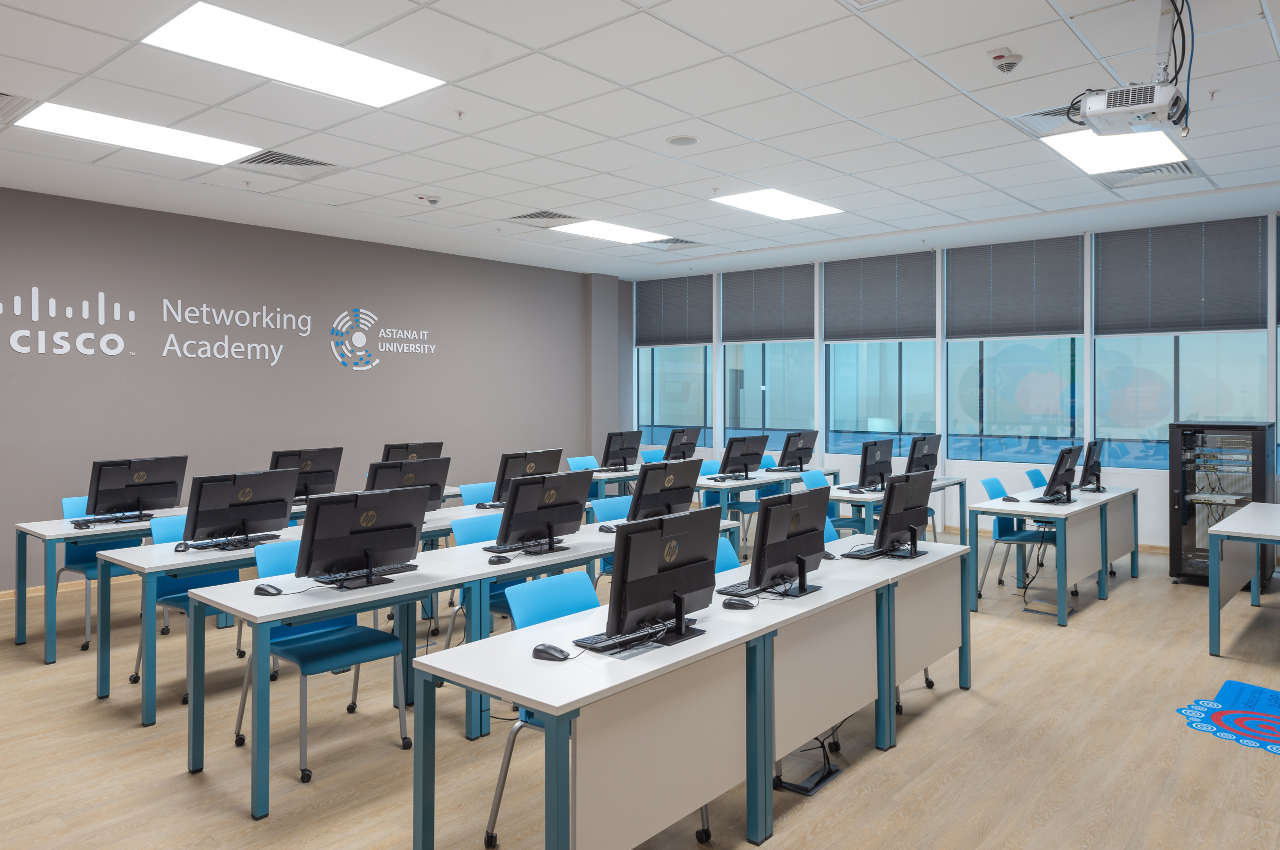 Презентационная съемка IT UNIVERCITY. Фотограф-дизайнер Лейла Кабди