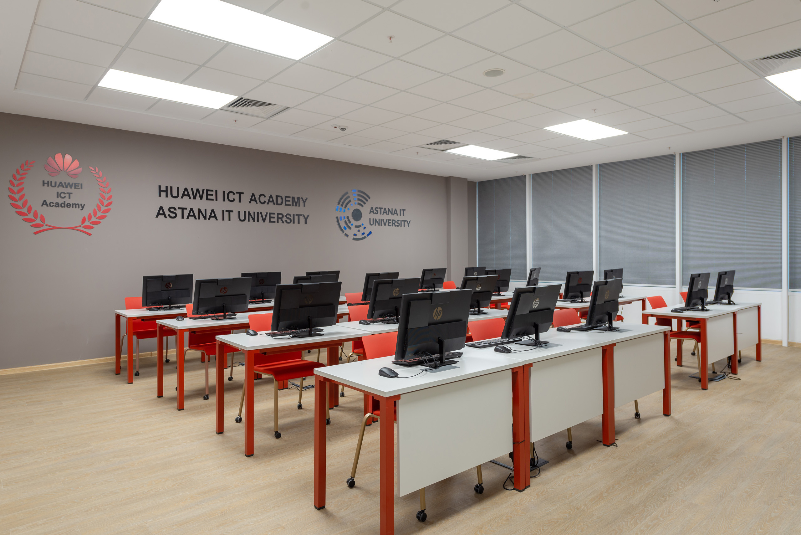 Презентационная съемка IT UNIVERCITY. Фотограф-дизайнер Лейла Кабди