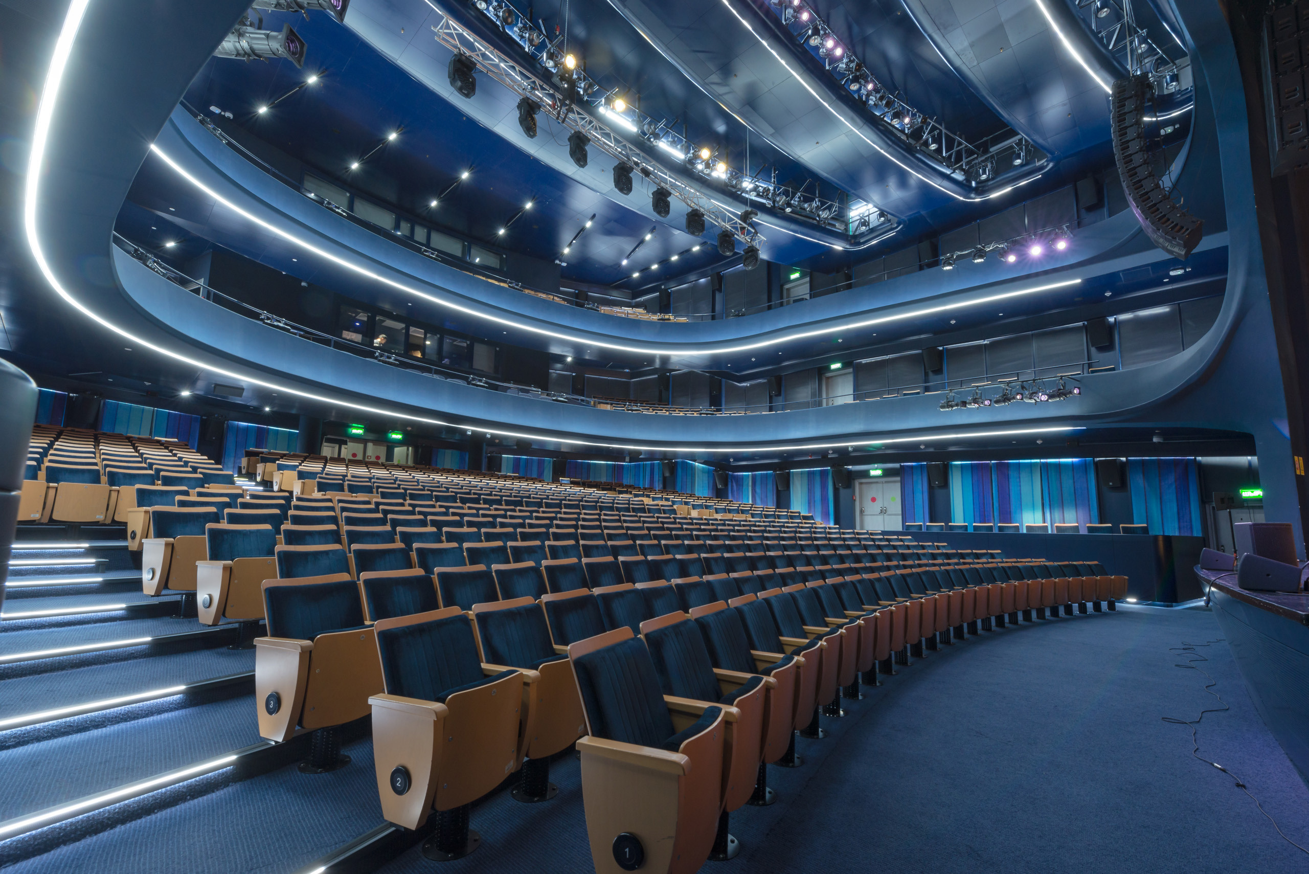 Презентационная съемка театра NOMAD. Фотограф-дизайнер Лейла Кабди