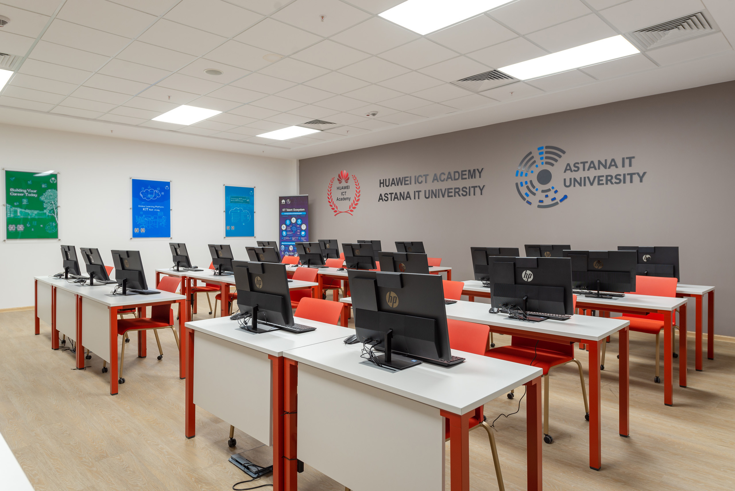 Презентационная съемка IT UNIVERCITY. Фотограф-дизайнер Лейла Кабди