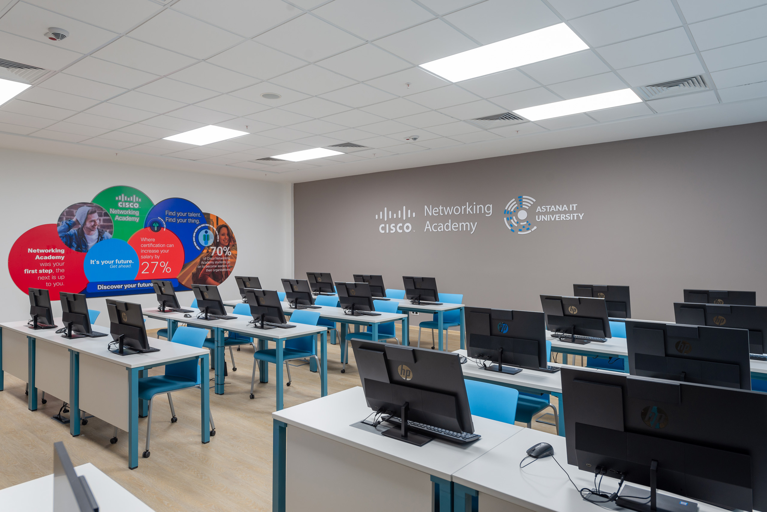 Презентационная съемка IT UNIVERCITY. Фотограф-дизайнер Лейла Кабди