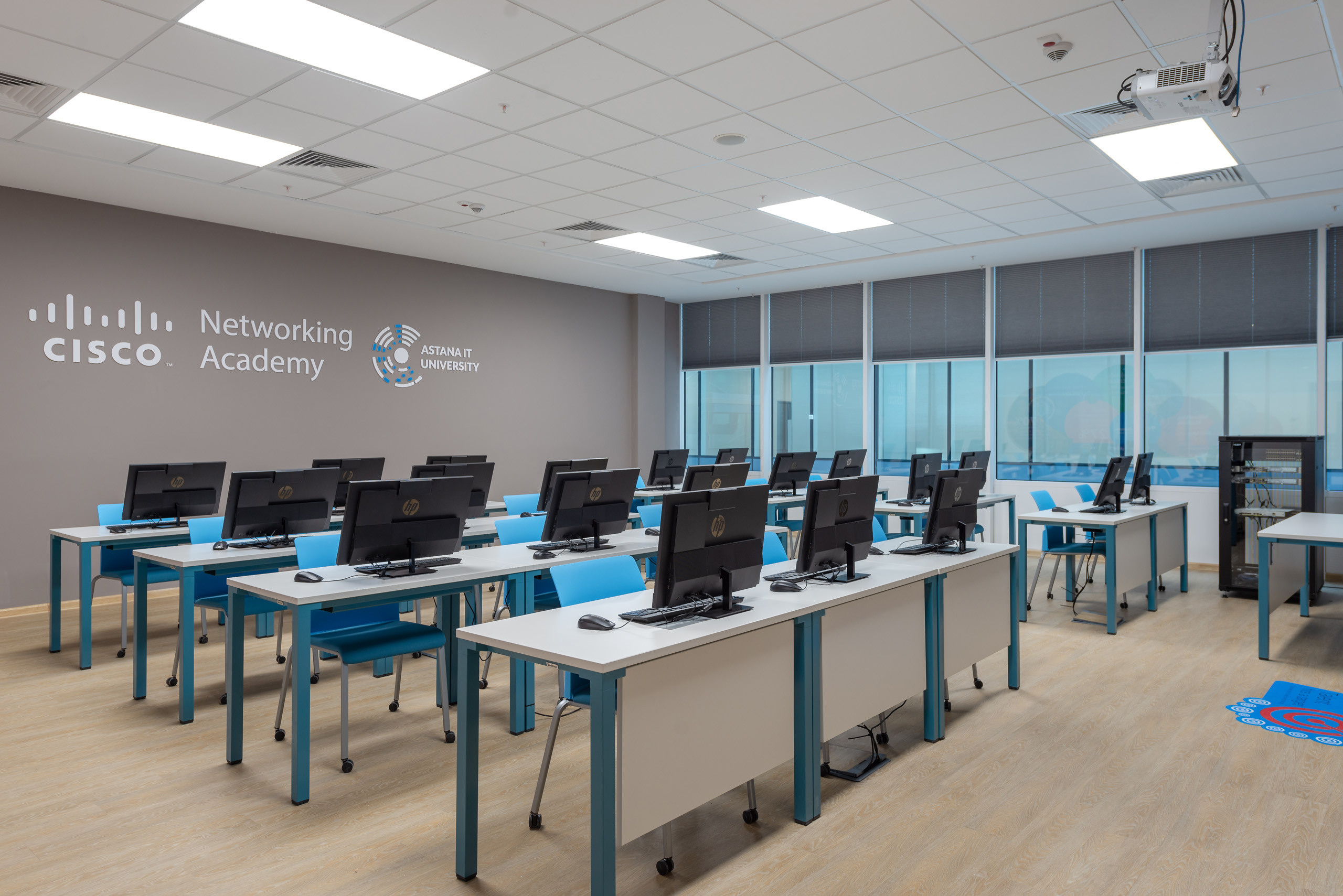 Презентационная съемка IT UNIVERCITY. Фотограф-дизайнер Лейла Кабди