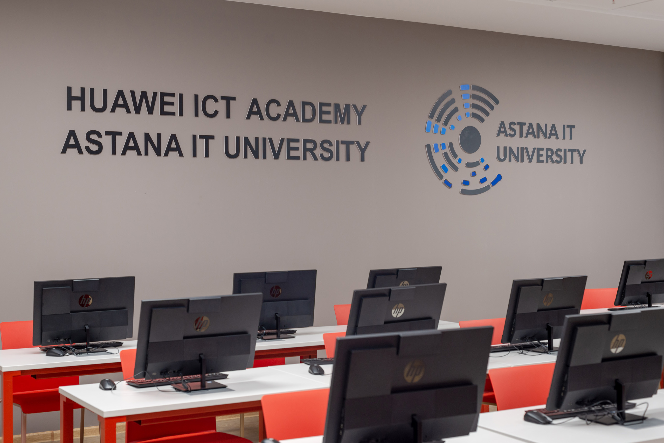 Презентационная съемка IT UNIVERCITY. Фотограф-дизайнер Лейла Кабди