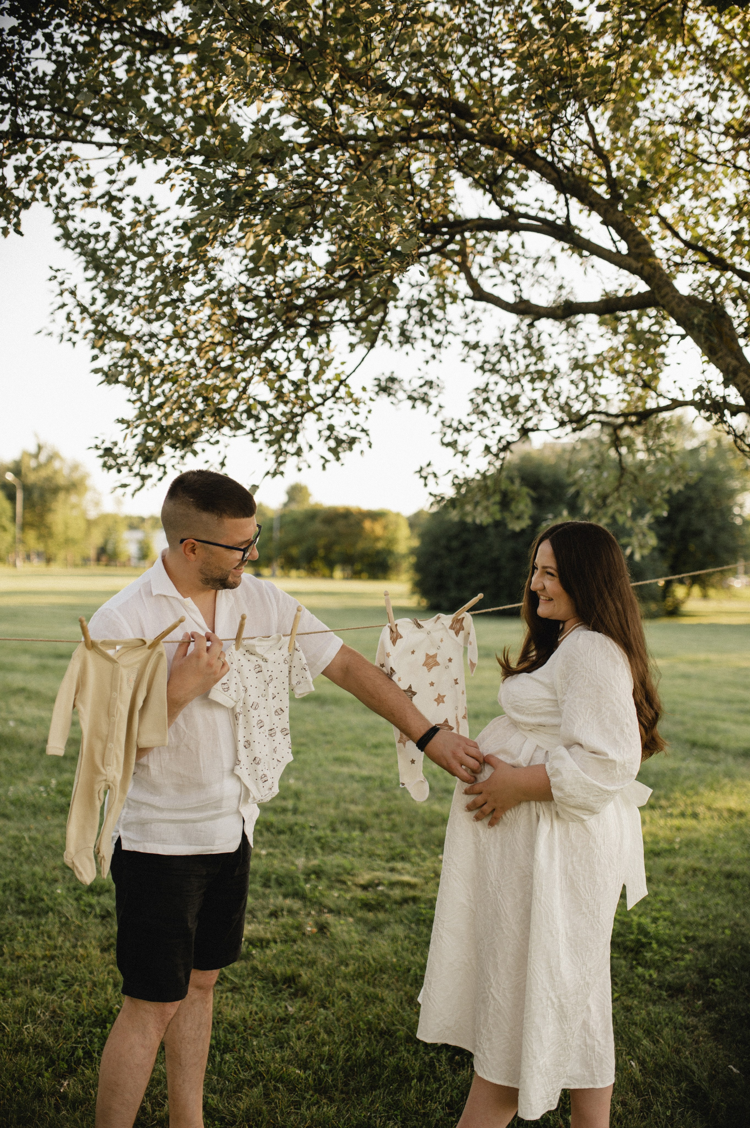 Фотосессия беременности на природе в парке Москвы. Семейная фотосессия Бутово Москва фотограф Алина Морщагина