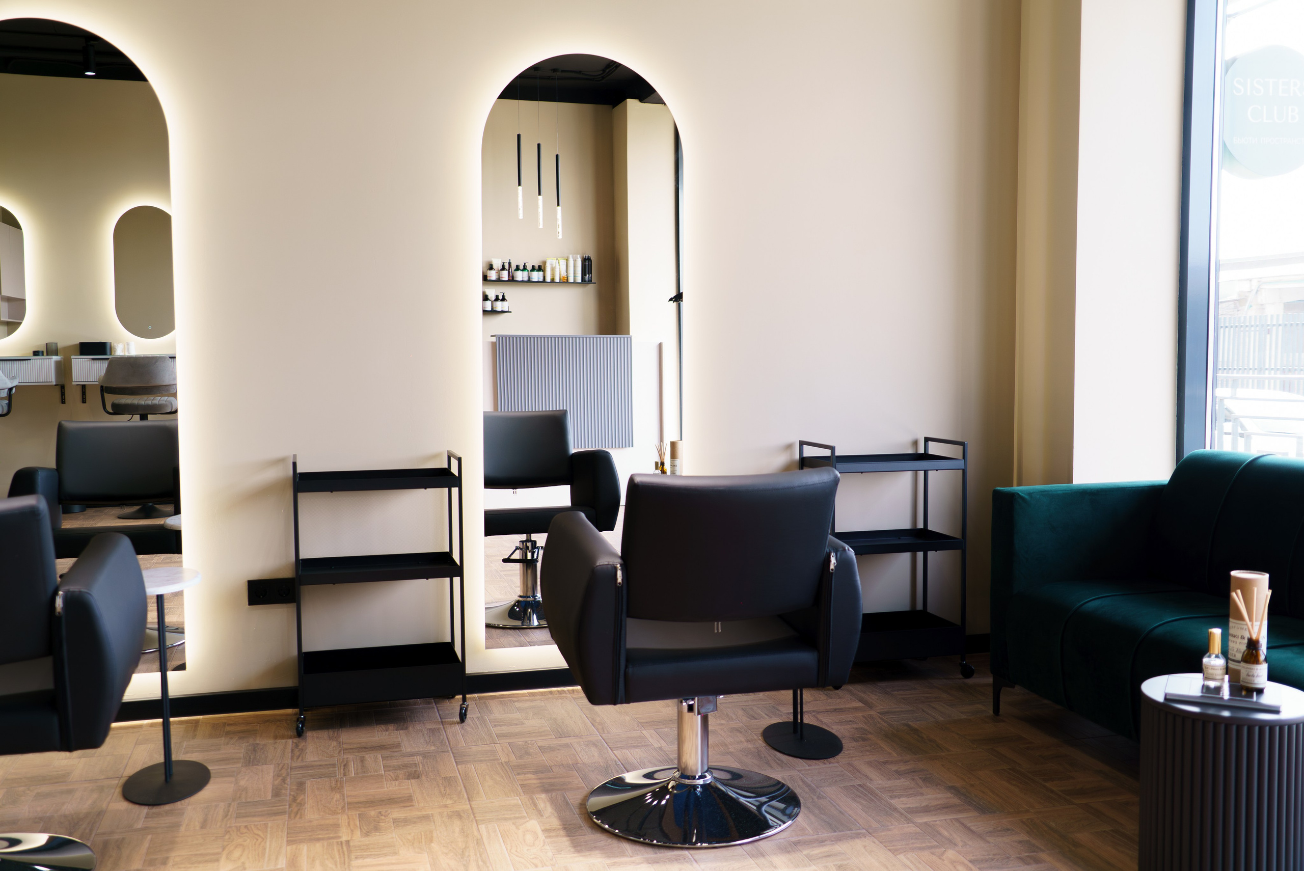 Профессиональная интерьерная фото и видео съемка студий красоты Яркая интерьерная фотосъемка для бьюти-коворкинга и студий. Шедевры для Вас! Фотограф и Видеограф в Краснодаре Пахиев Руслан