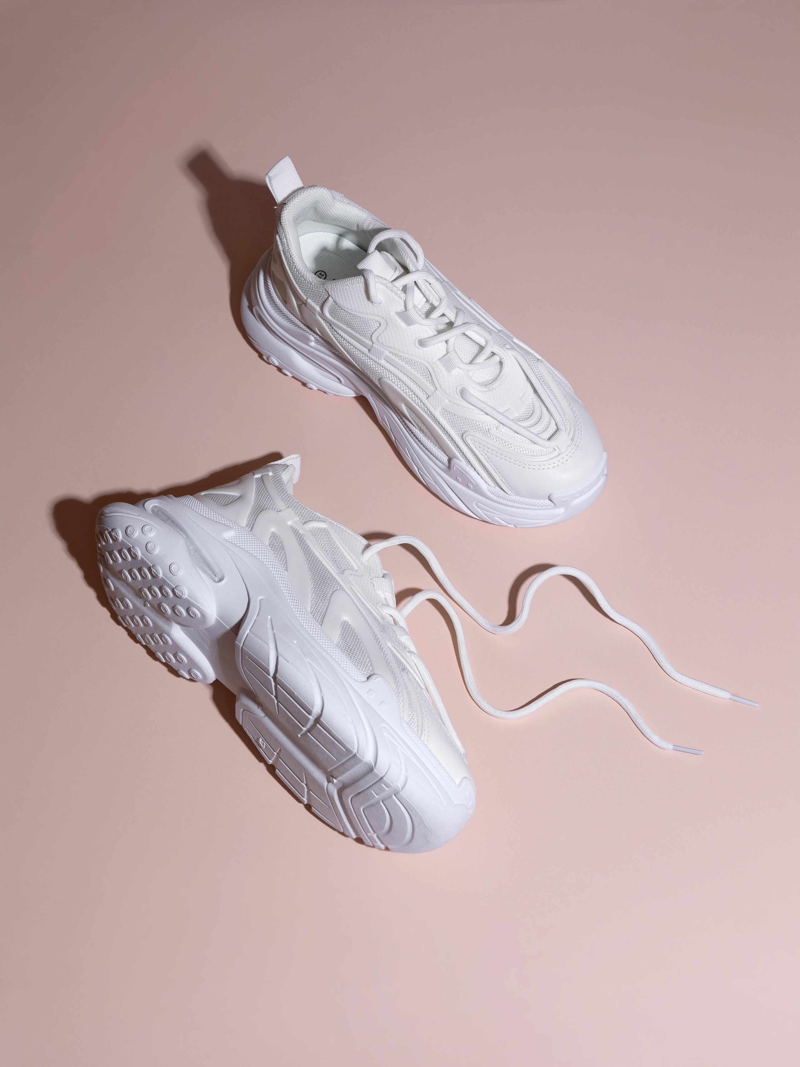 Имиджевая предметная фотосъемка для маркетплейсов, предметный фотограф казань, предметная фотосессия для маркетплейсов,  фотосъемка обуви, белые кроссовки