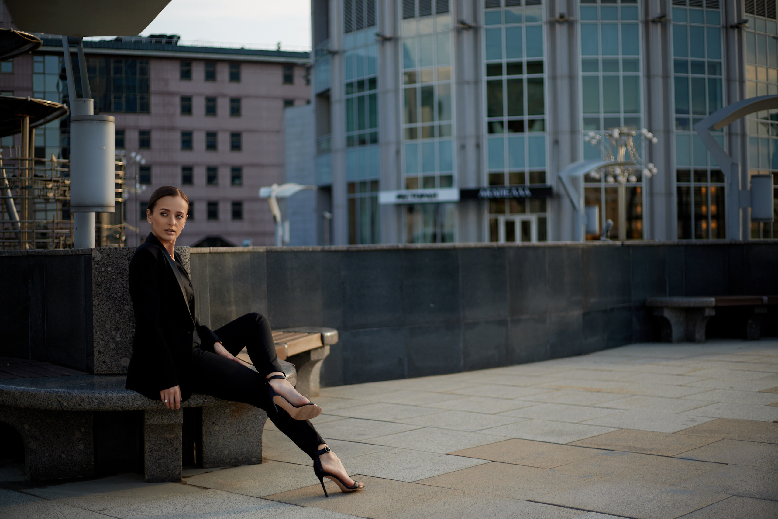 Фотография девушки в закате города