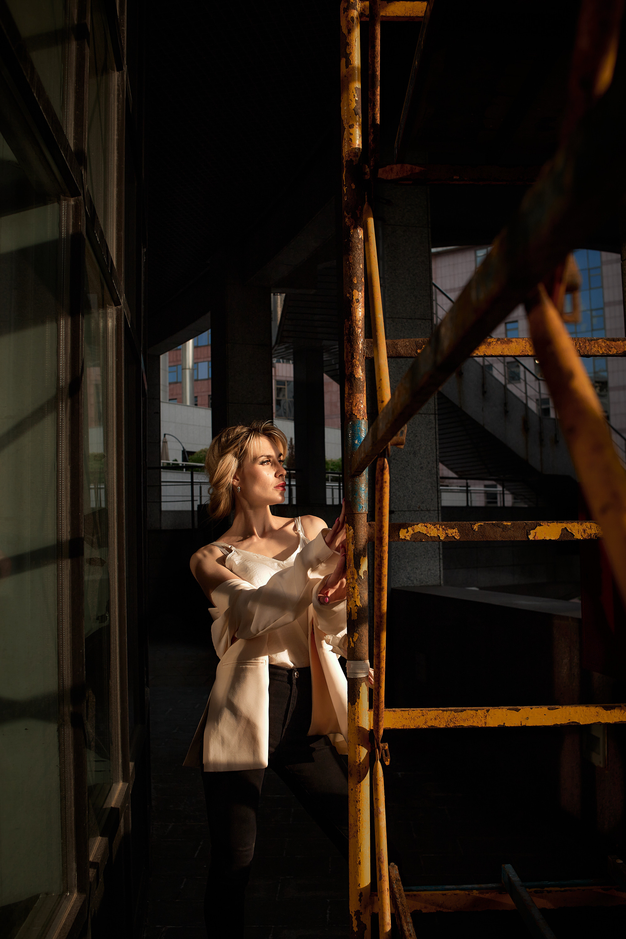 Контрастный женский портрет 