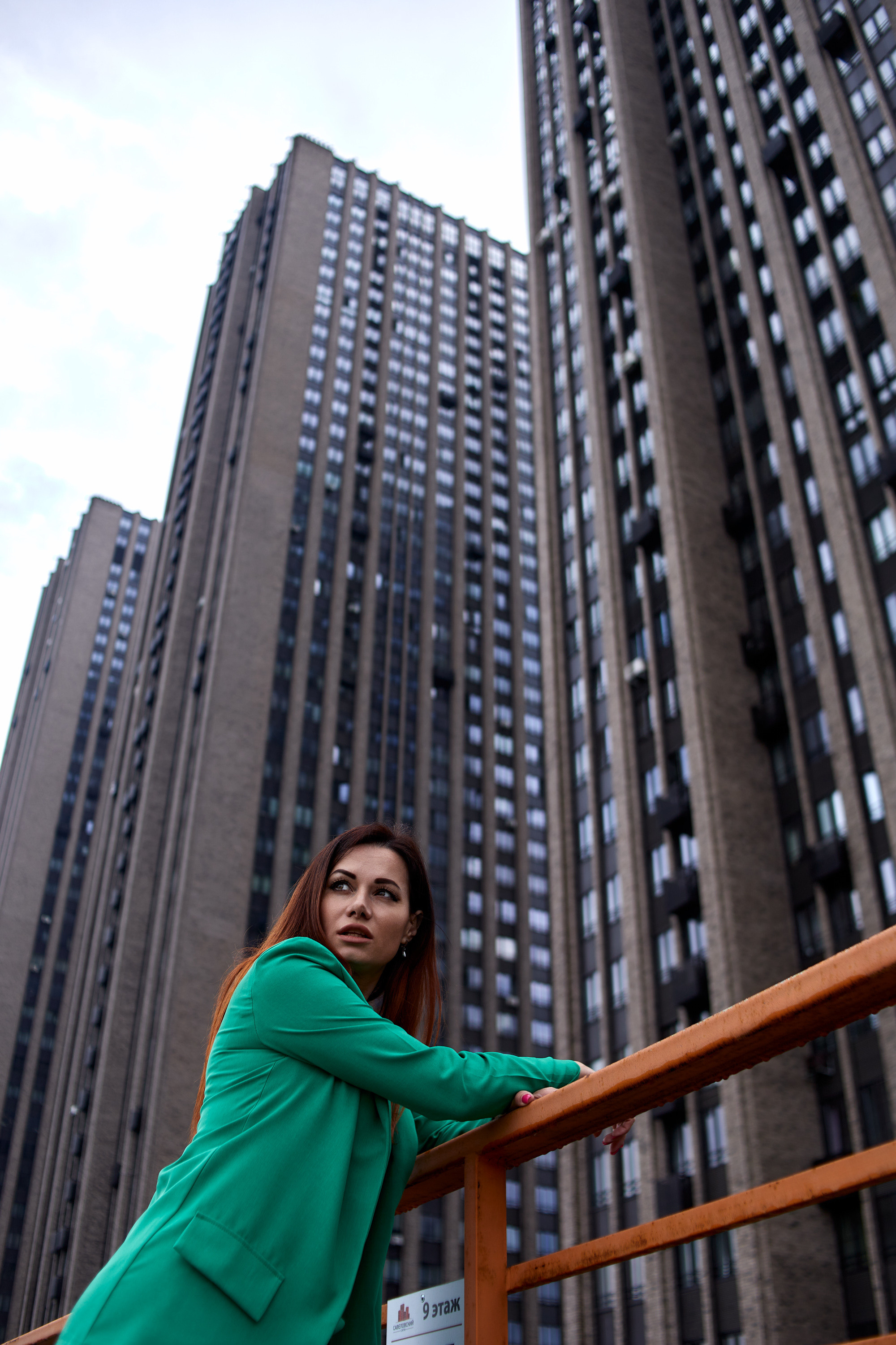 Фото девушки на крыши 