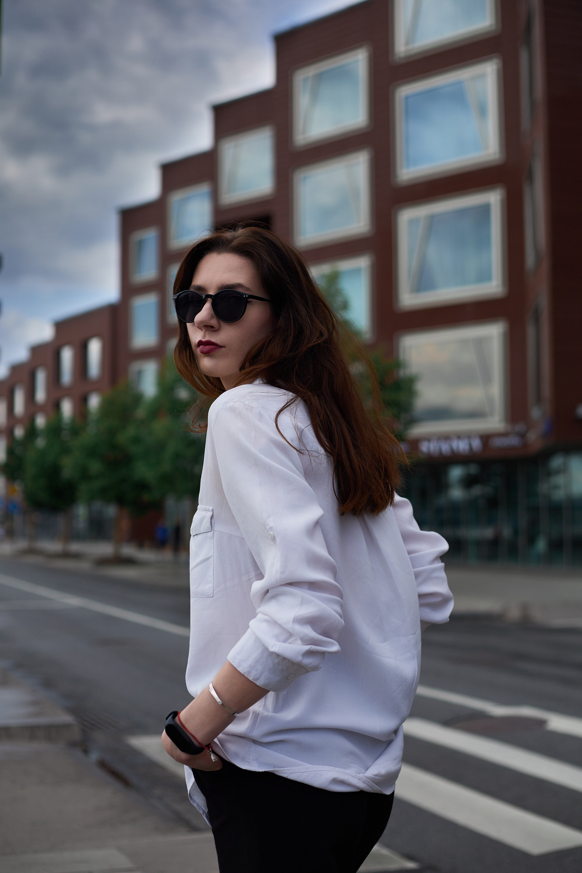 Набережная Москвы реки фотосессия красивой девушки