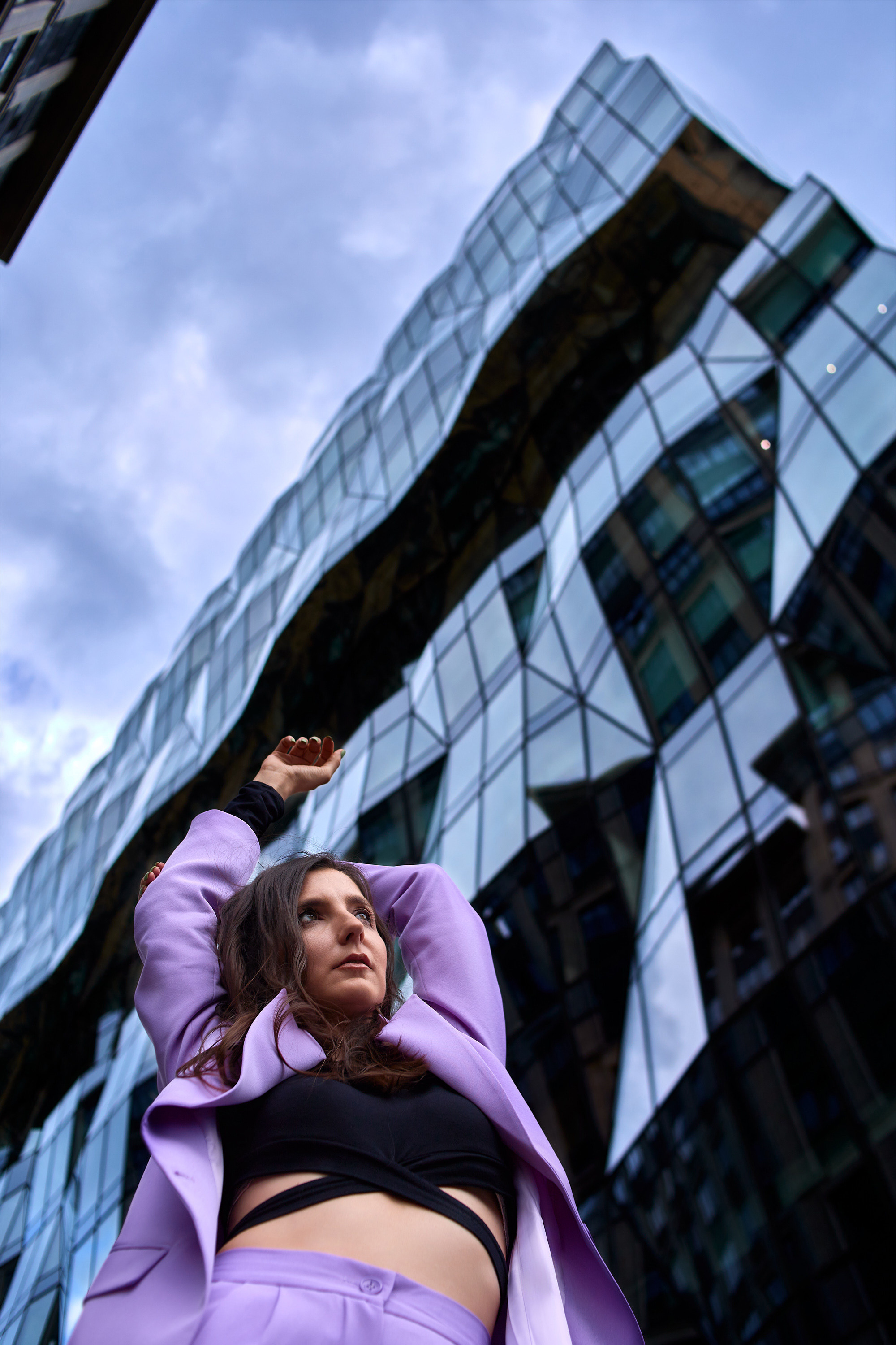 Девушка в геометрии города