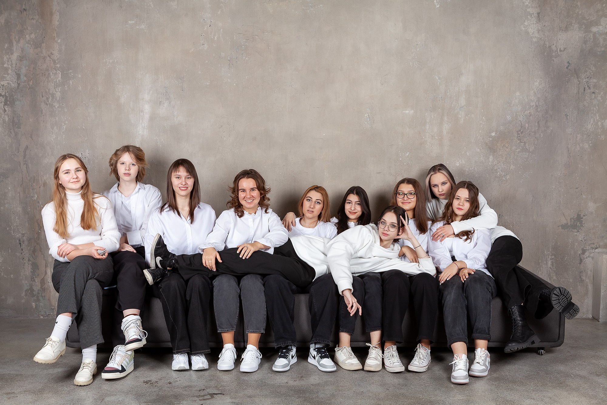 Групповое фото школьниц на диване