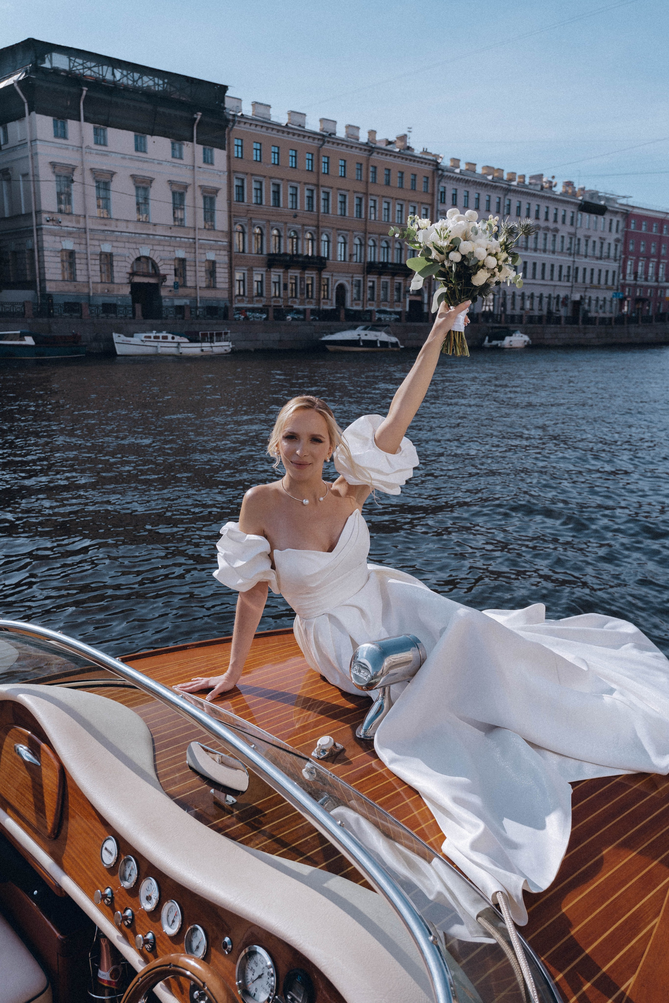СВАДЕНБНАЯ СЬЕМКА НА КАТЕРЕ ПО КАНАЛАМ САНКТ-ПЕТЕРБУРГА И В АКВАТОРИИ НЕВЫ. Профессиональный фотограф, Санкт-Петербург — Виктория Богомолова