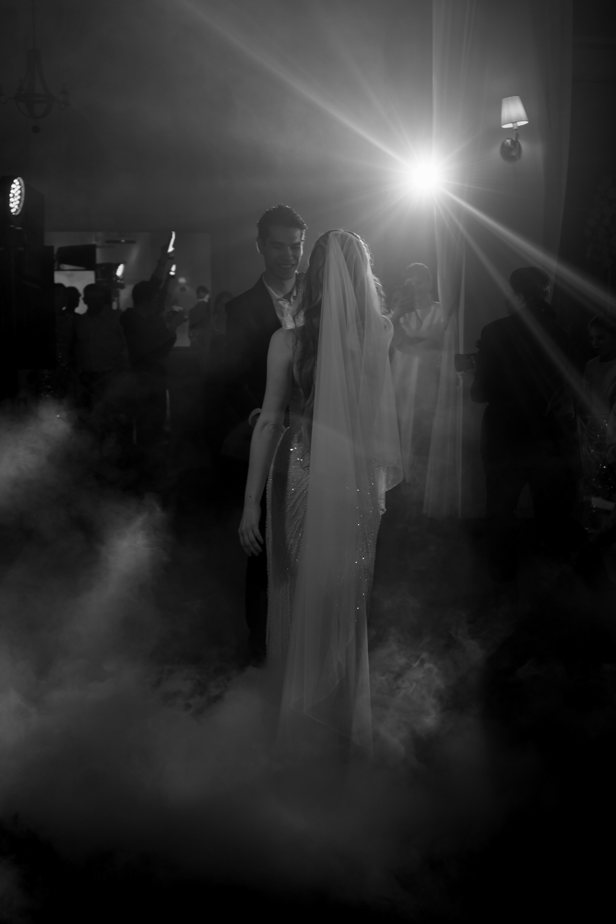 ПЕРВЫЙ ТАНЕЦ МОЛОДЫХ НА БАНКЕТЕ. ТРОГАТЕЛЬНЫЙ МОМЕНТ (СНЯТО В СИБИРЕ В НИЖНЕВАРТОВСКЕ). Профессиональный фотограф, Санкт-Петербург — Виктория Богомолова