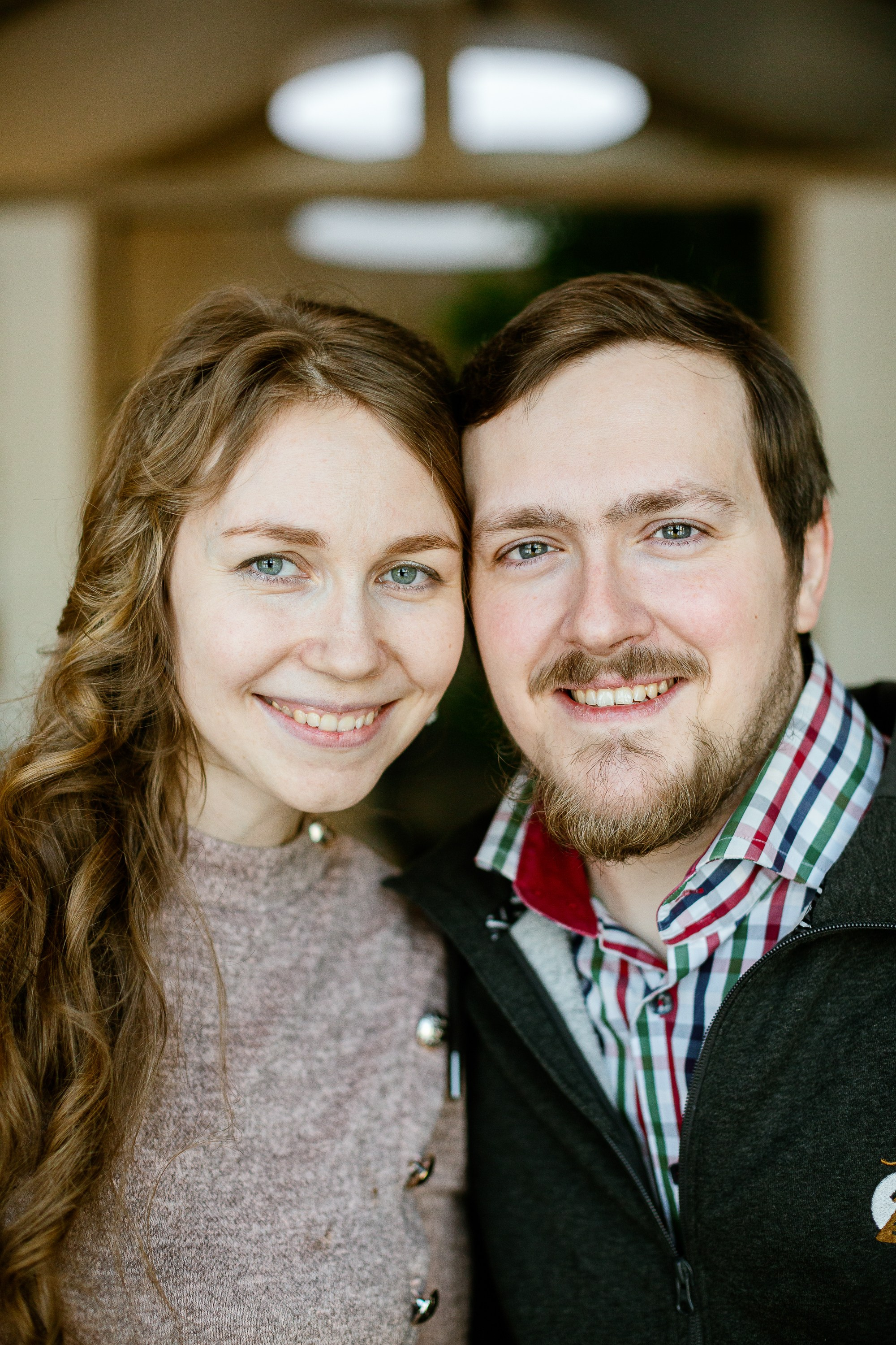 Семейная пара в фотостудии. Лица крупным планом.