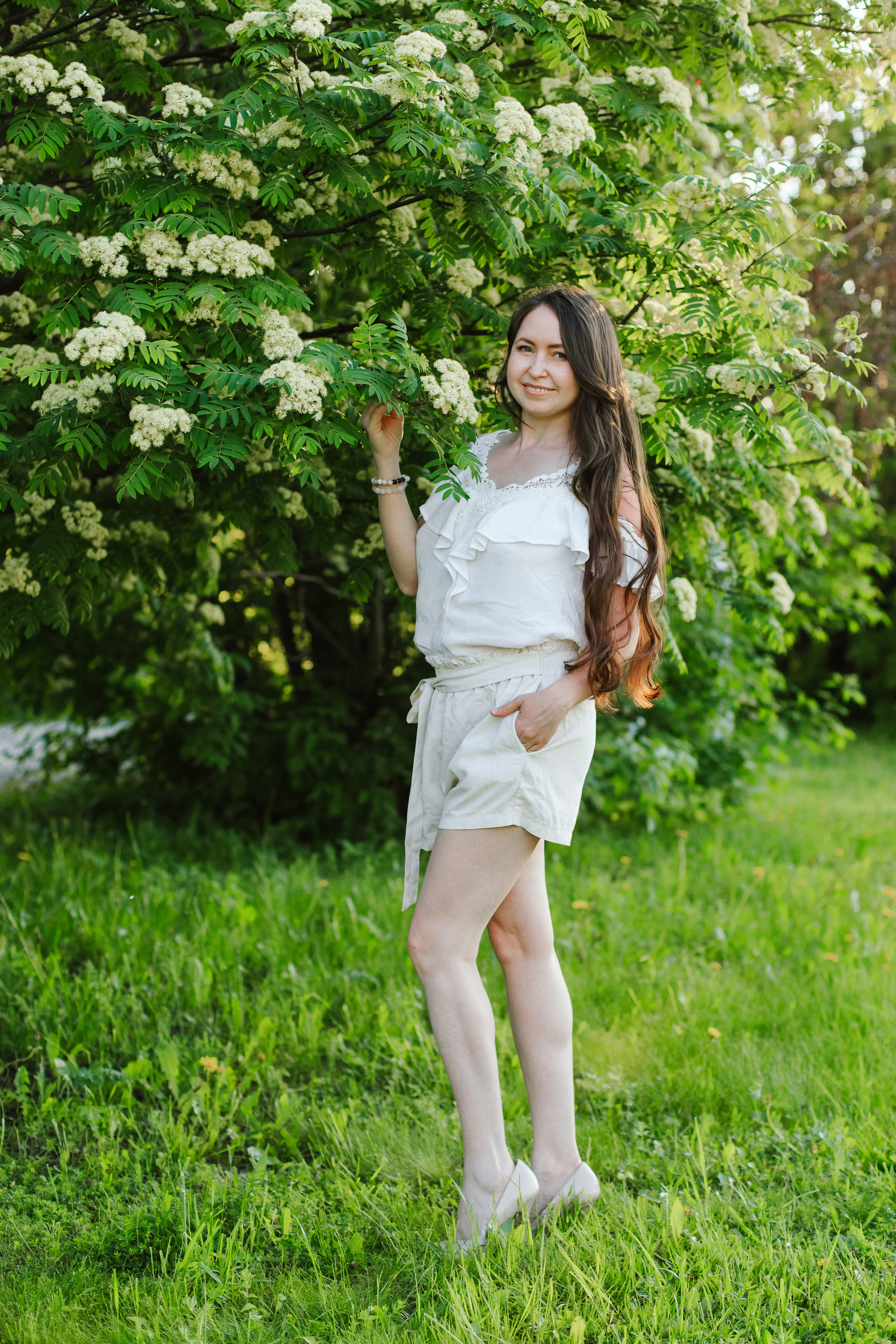 Женская фотосессия в цветении. Контентный фотограф в Перми Натали Кытманова