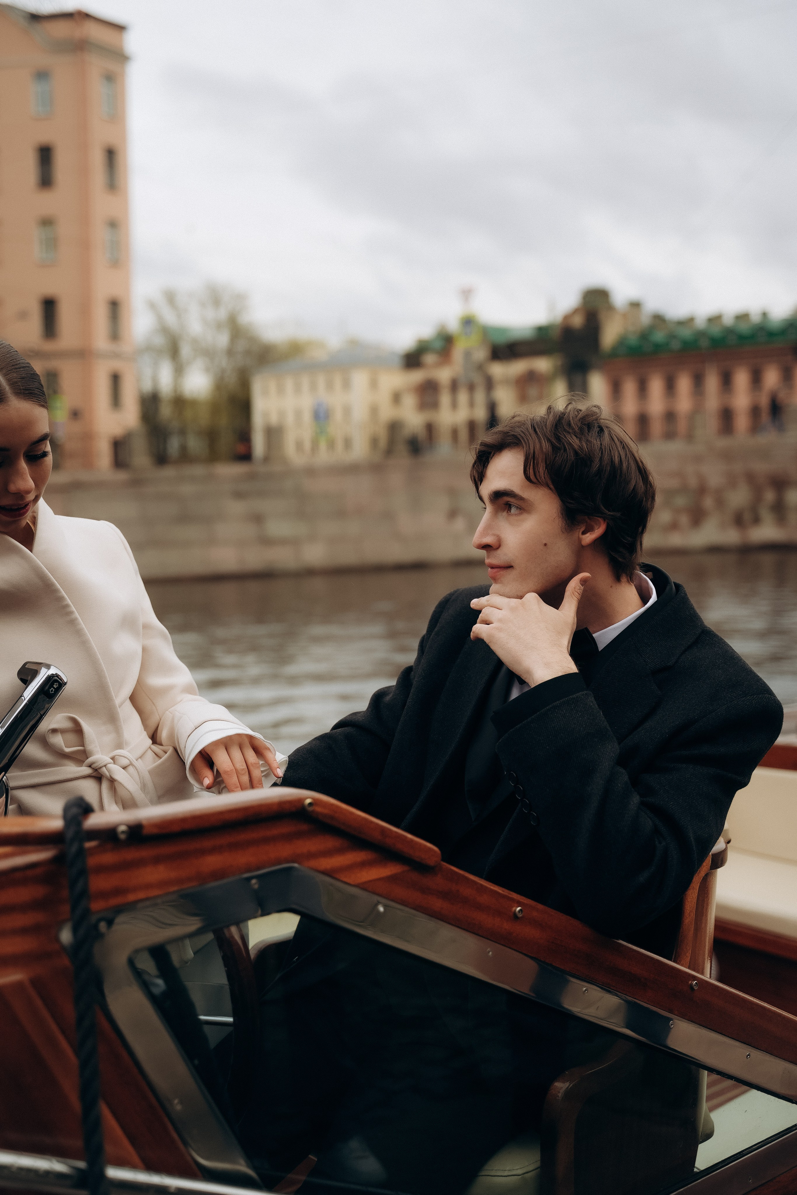 Свадебная фотосессия на катере в Питере