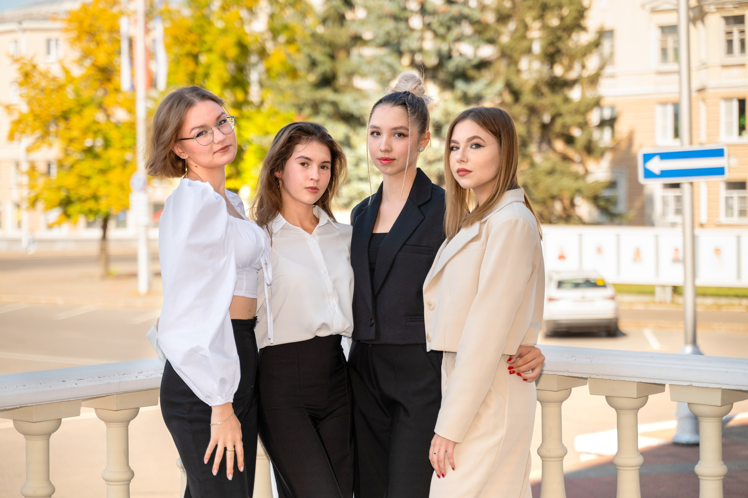 Осенние фотосессии классов в городе для ваших выпускных альбомов. Выпускные альбомы в городе Саров