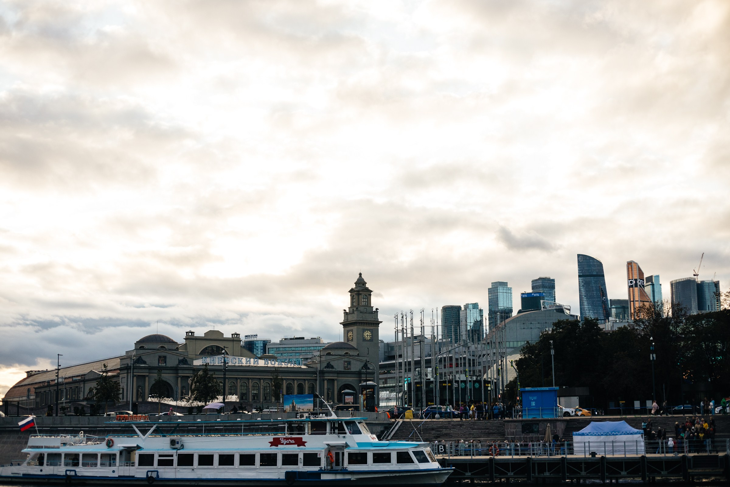 Корпоратив на теплоходе. Женский и репортажный фотограф Москва Натали Смирнова