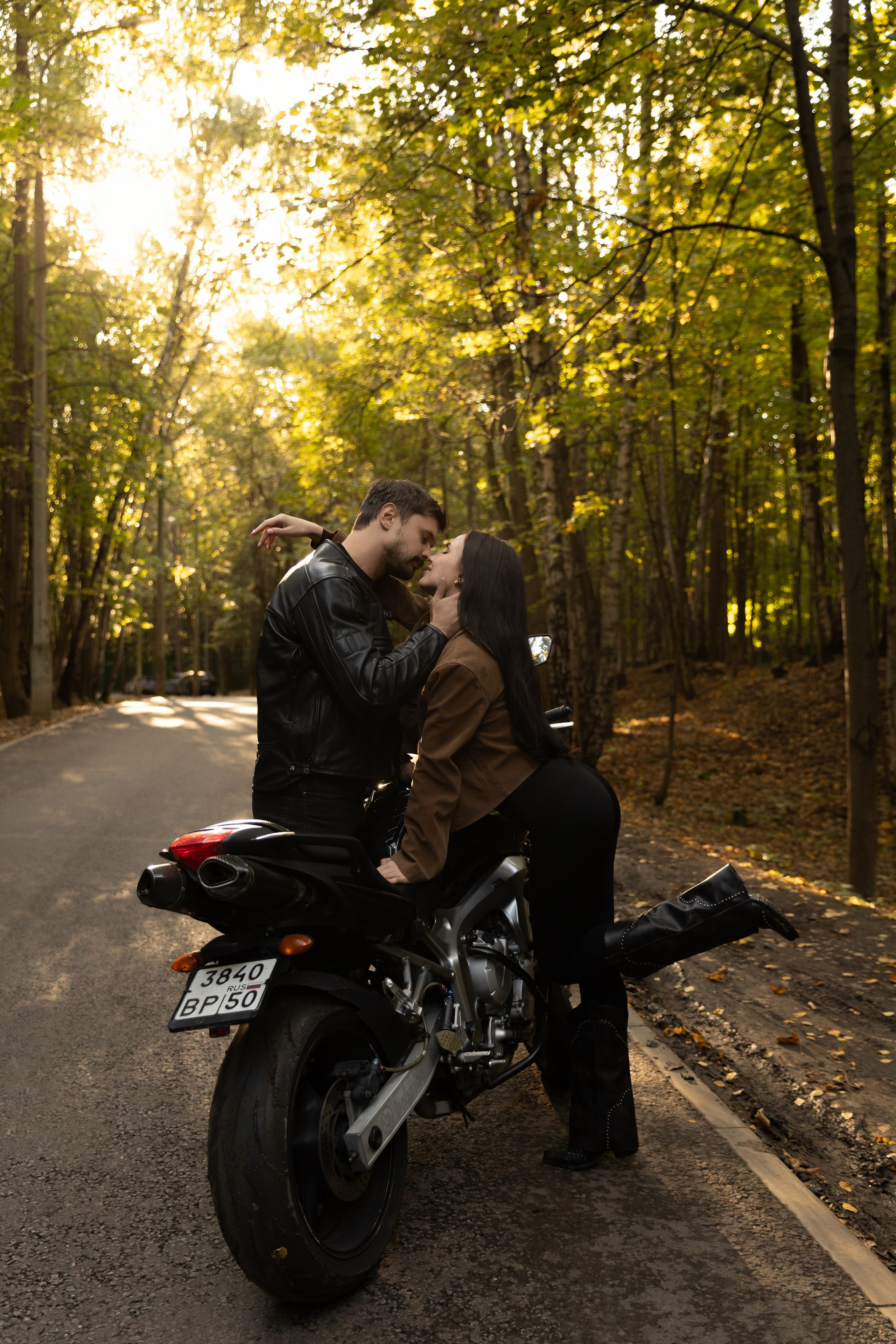 Осенняя съемка на мотоцикле. Фотограф индивидуальных женских портретов и LOVEstory в Москве