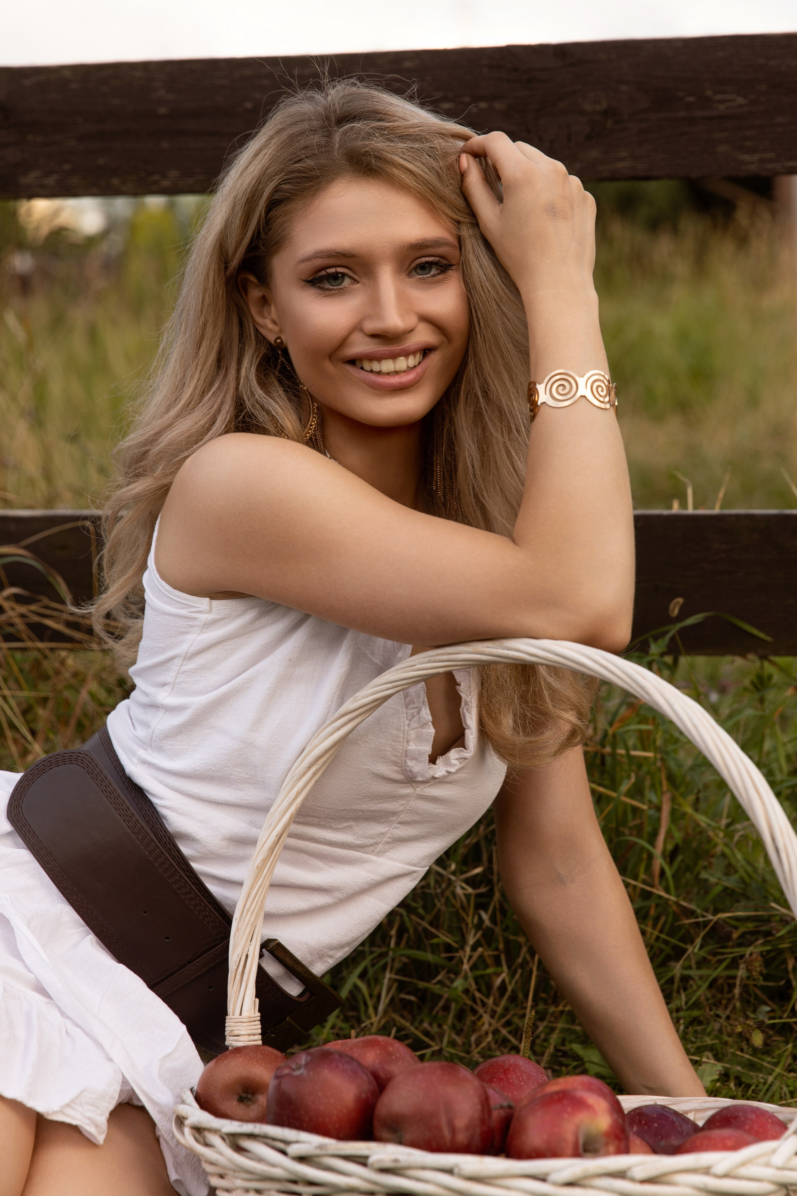 Съемка в парке с яблоками. Фотограф индивидуальных женских портретов и LOVEstory в Москве