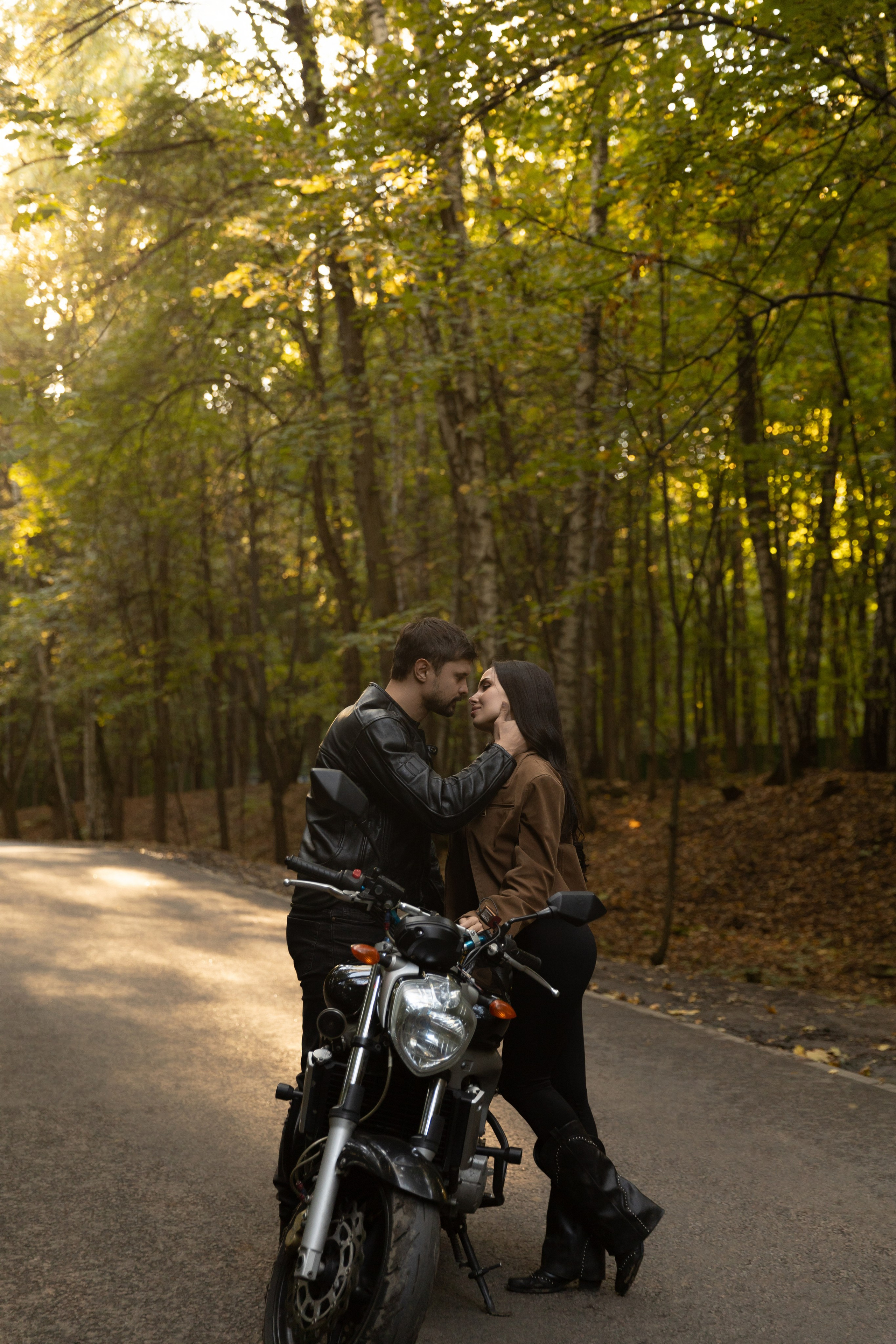 Осенняя съемка на мотоцикле. Фотограф индивидуальных женских портретов и LOVEstory в Москве