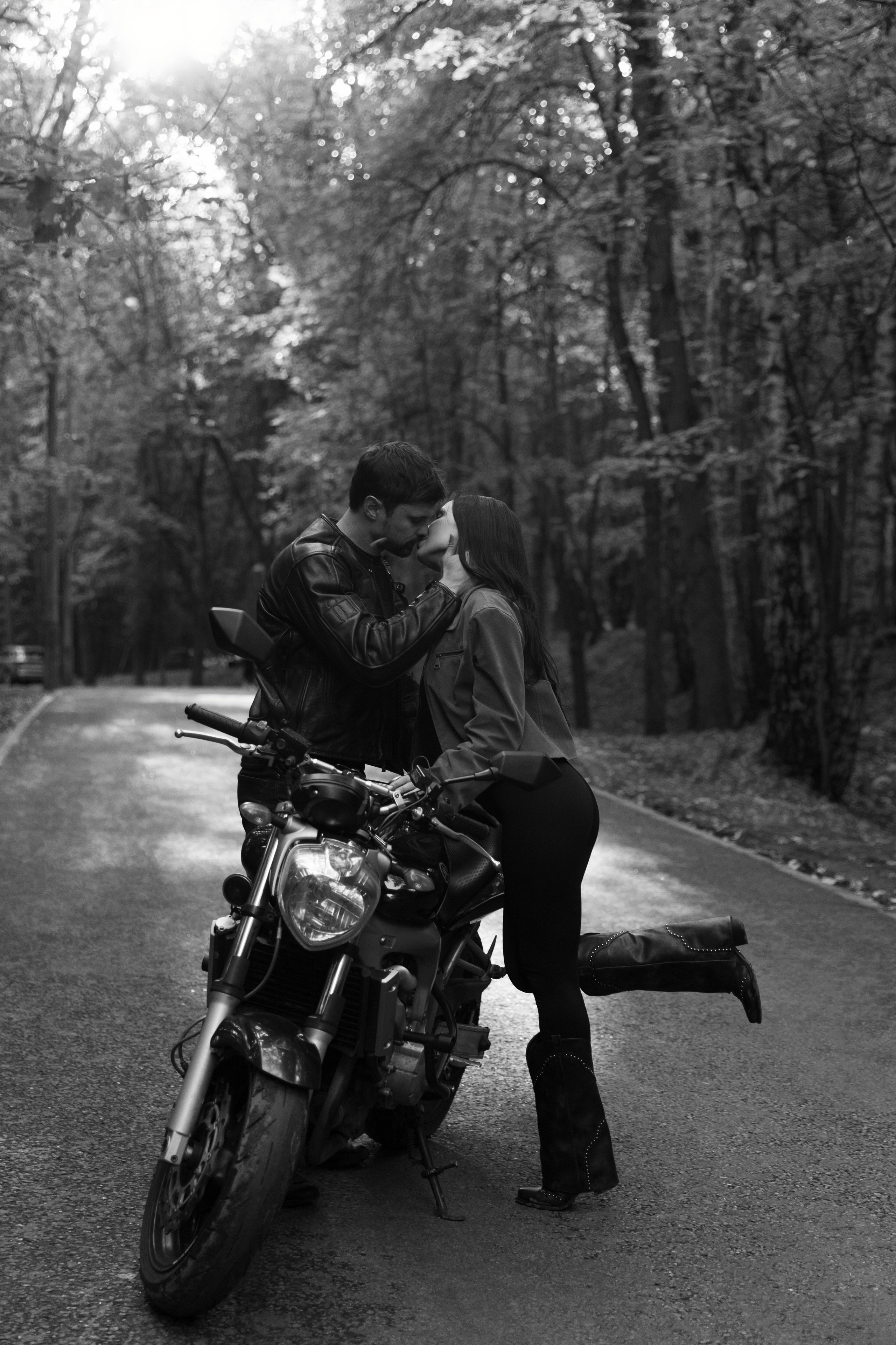 Осенняя съемка на мотоцикле. Фотограф индивидуальных женских портретов и LOVEstory в Москве