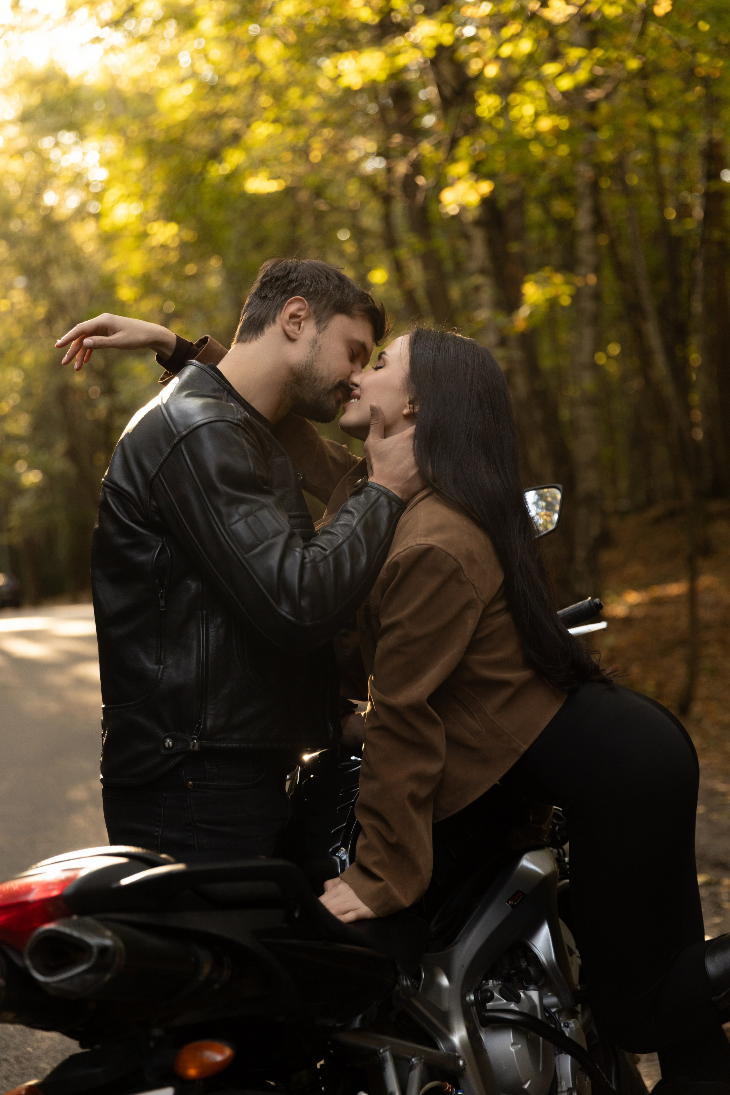 Осенняя съемка на мотоцикле. Фотограф индивидуальных женских портретов и LOVEstory в Москве