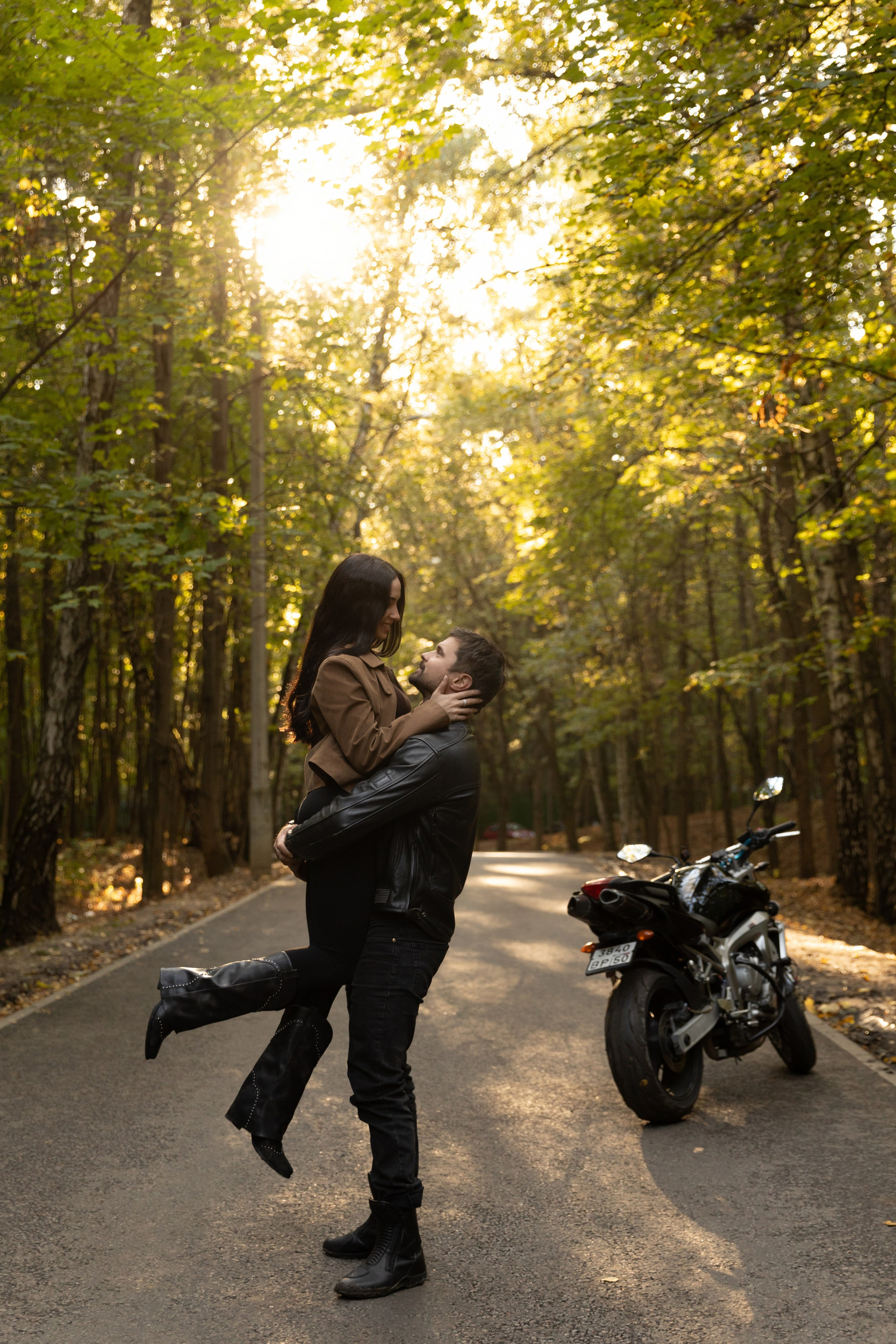 Осенняя съемка на мотоцикле. Фотограф индивидуальных женских портретов и LOVEstory в Москве
