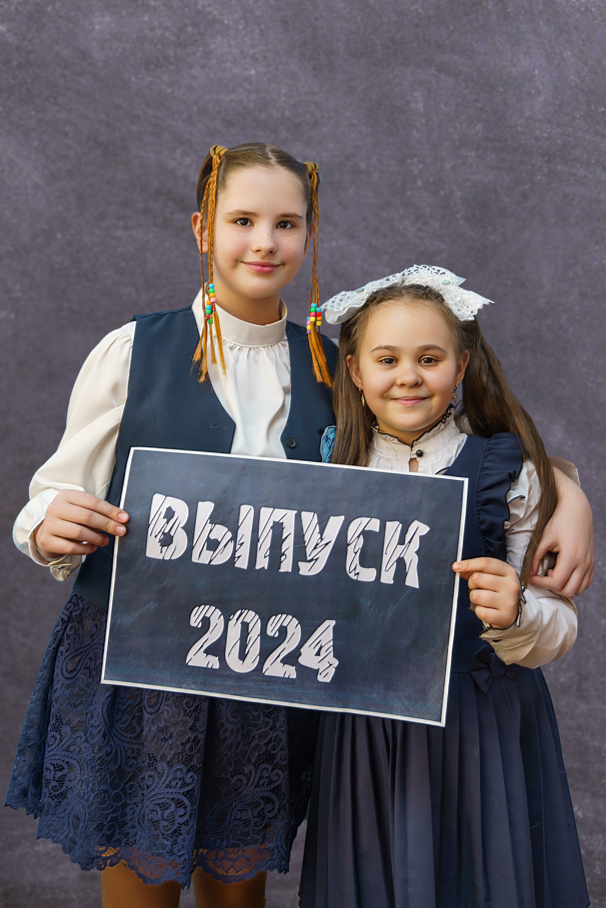 школьницы позируют, держат в руках плакат с надписью, выпуск 2024, подружки школьницы