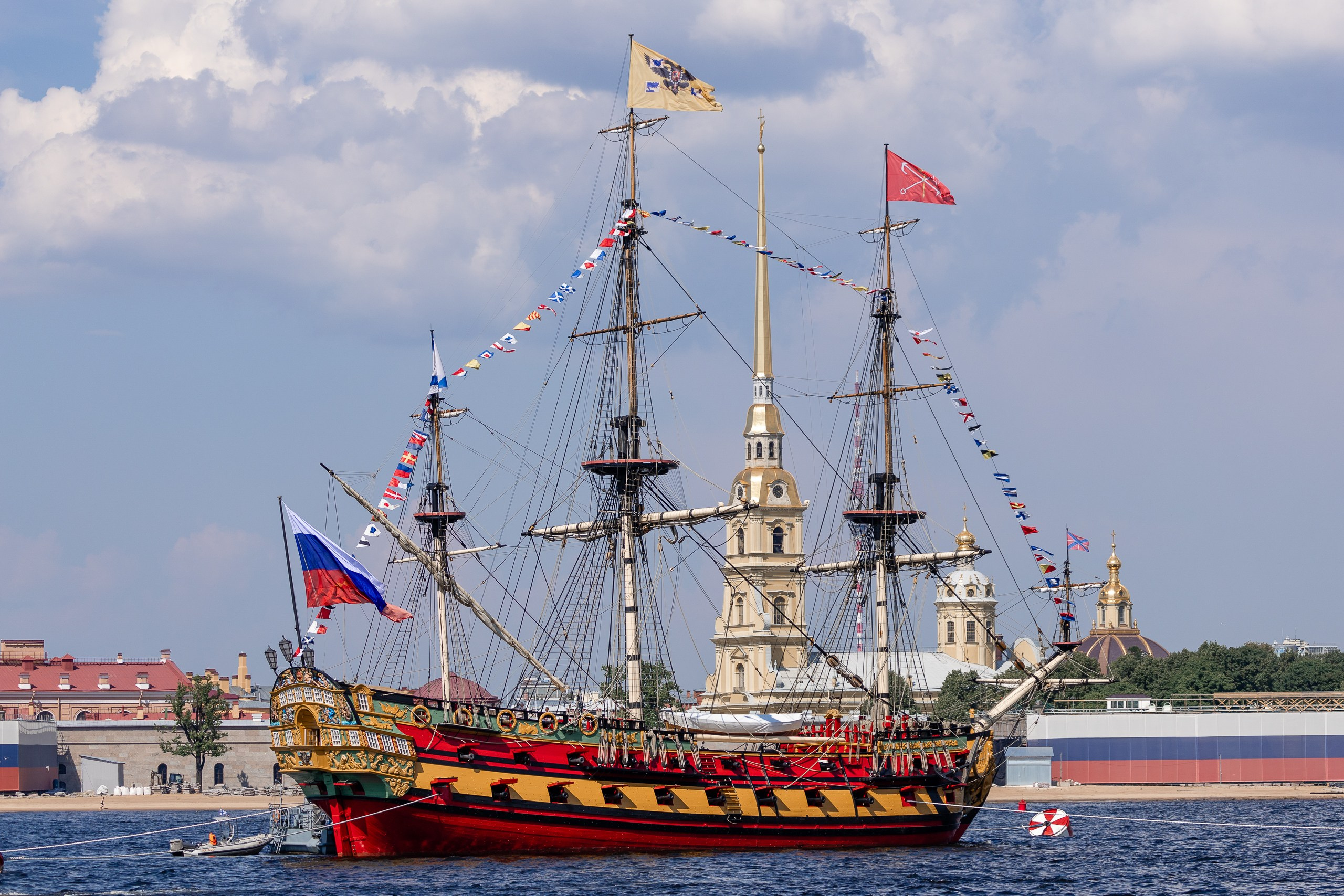 Исторический 54-пушечный линейный корабль 4 ранга Полтава на Неве в День ВМФ России 2024 в Санкт-Петербурге