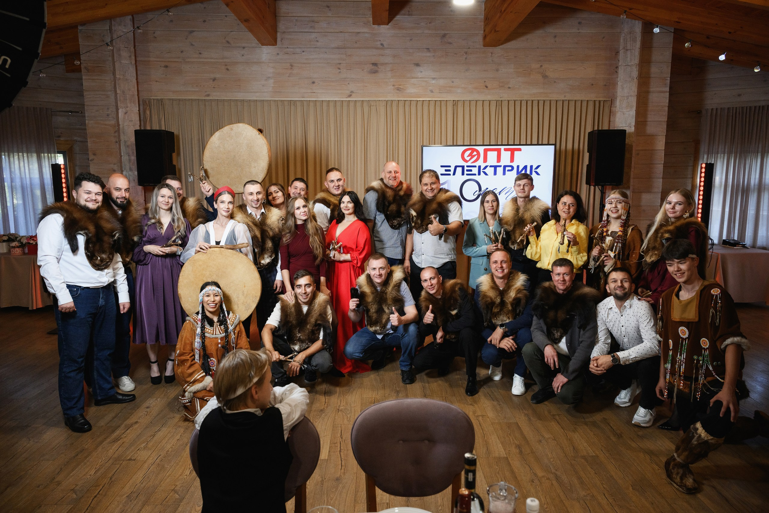 Фотосъемка корпоратива в честь юбилея компании в Петропавловске-Камчатском. Профессиональная съемка празднования юбилея компании в ресторанах Петропавловска-Камчатского. Яркая фотосъемка корпоративного торжества с командой сотрудников. Эмоциональные фотографии с награждения сотрудников и поздравительных речей. Стоимость услуг фотографа на корпоративное мероприятие в Петропавловске-Камчатском.