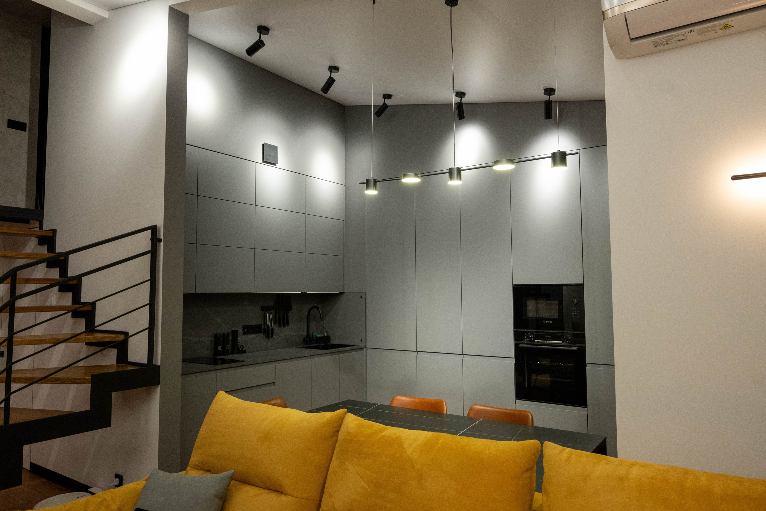 The apartment is on two levels. Fotograf Dmitrii Donets