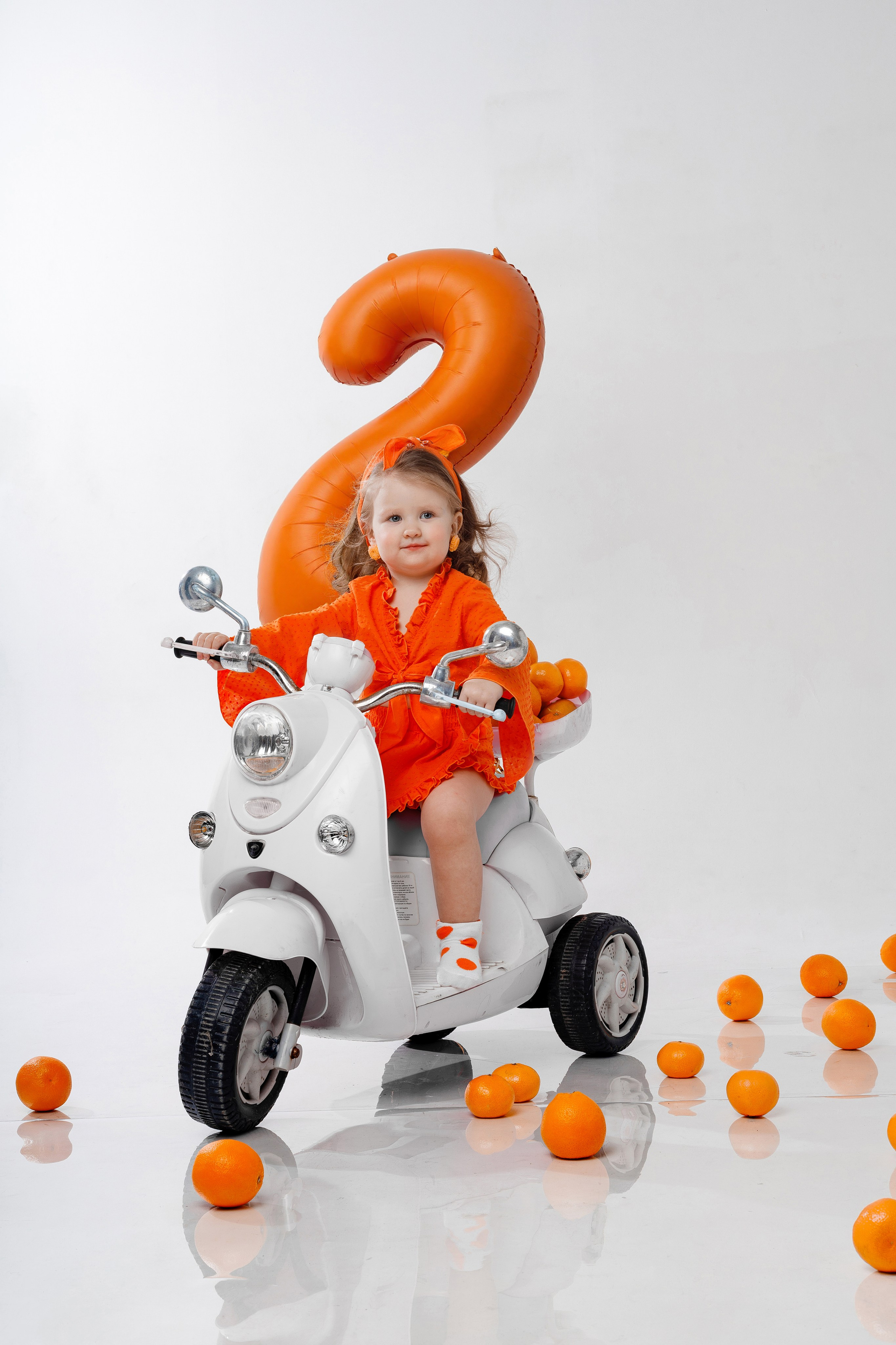 Детская фотосессия с мандаринами в студии в Сочи. Детский студийный фотограф Сочи