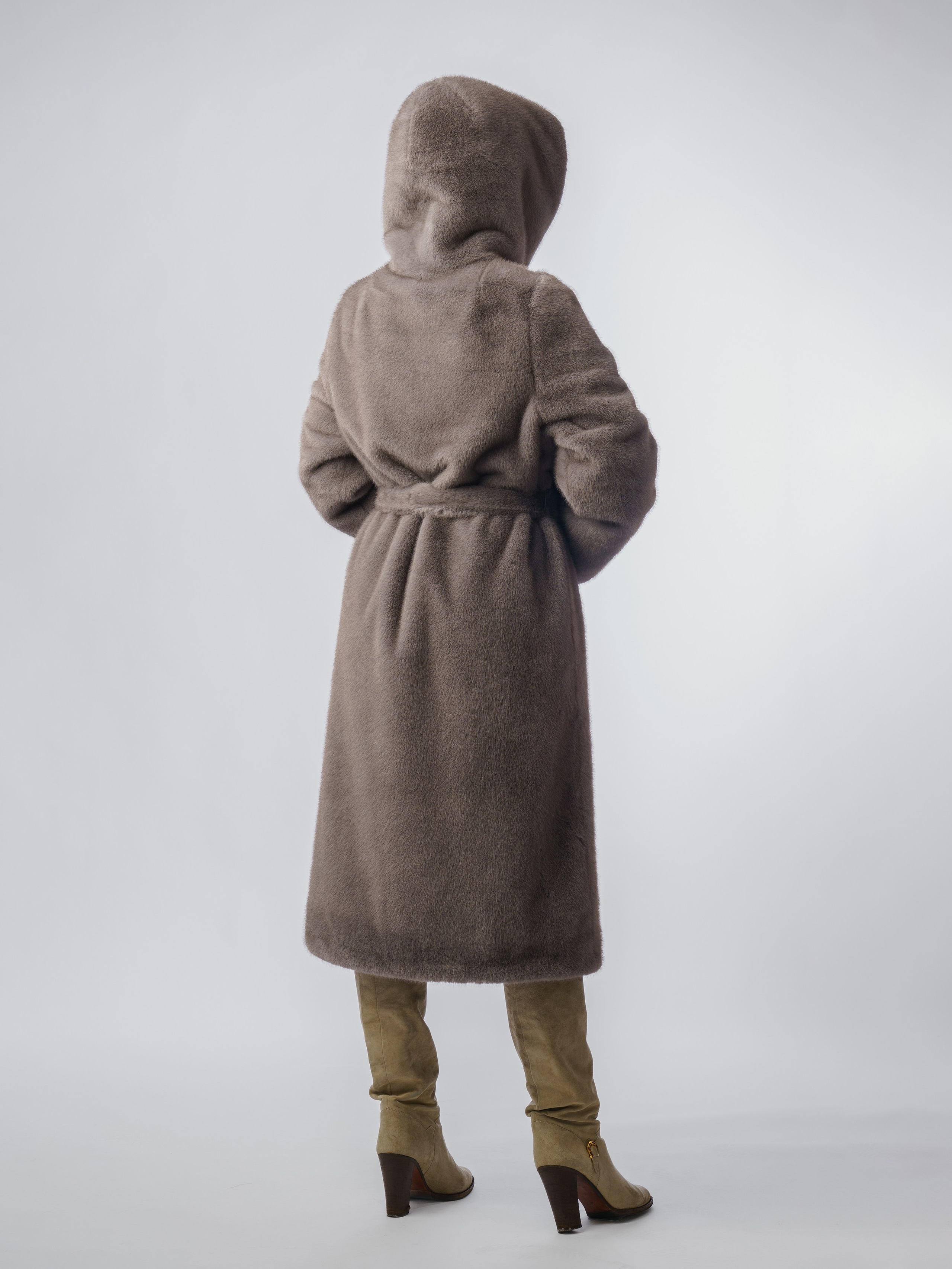 Шубы, модель Кристина. KED Production — продакшн из СПб. Создаём фото, видео и контент, который помогает брендам и селлерам продавать больше