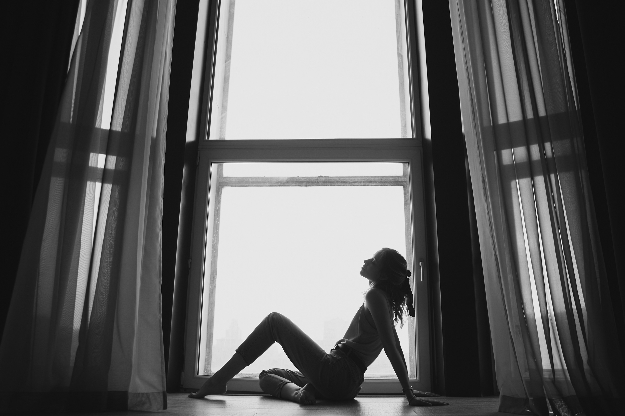 Черно-белая фотосессия в интерьерной студии для Алины. Репортажный и женский фотограф в Новосибирске