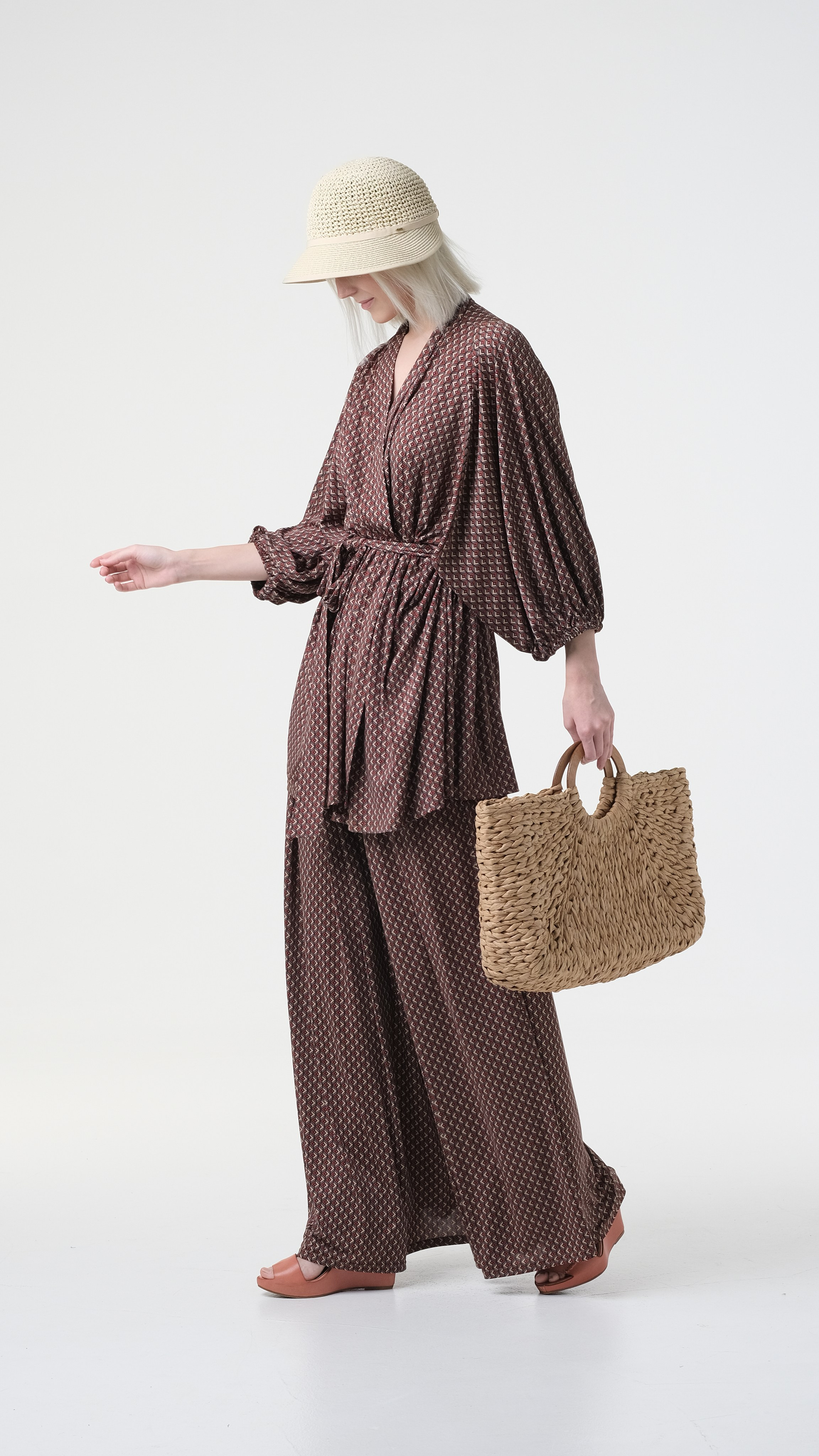 Красивое позирование модельного портфолио и для каталогов. Необычная одежда на модели.