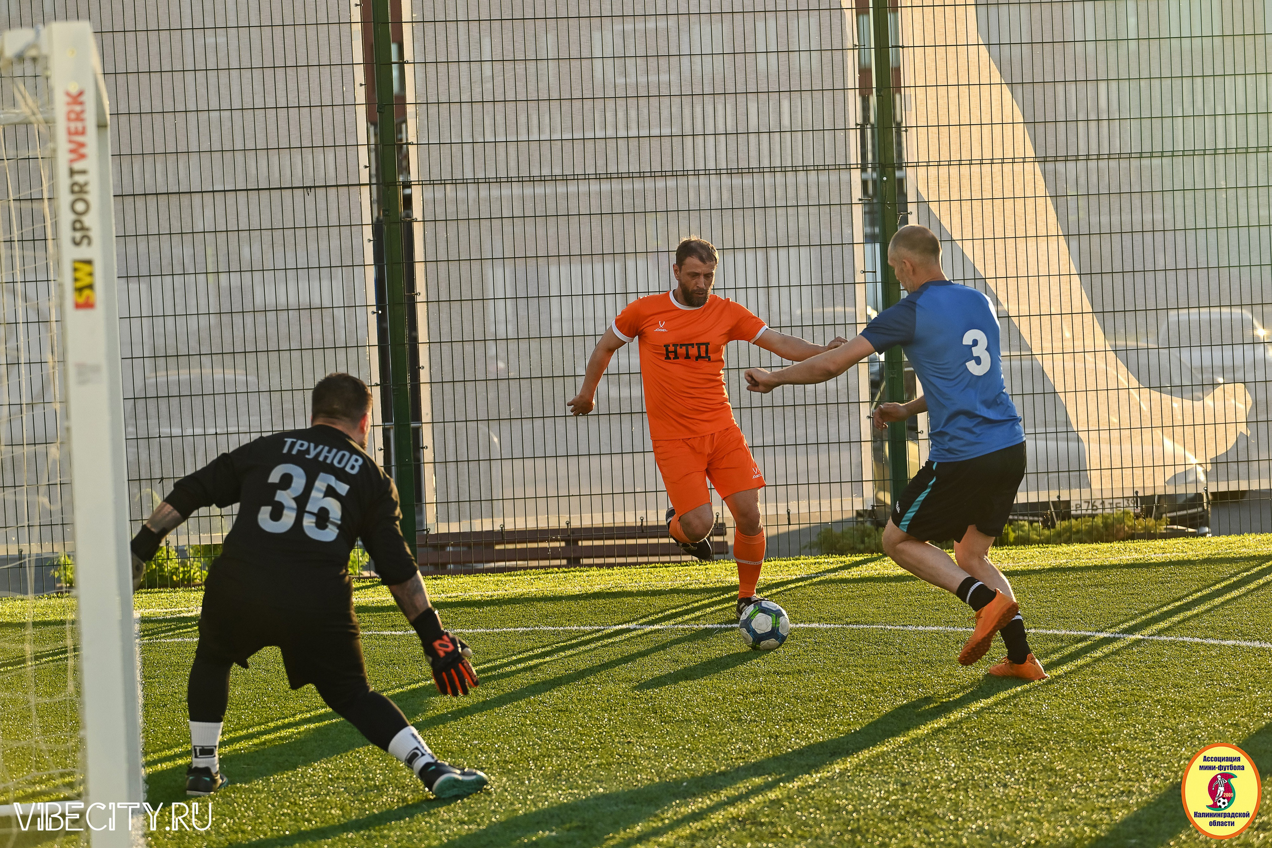ИГРЫ МИНИ-ФУТБОЛЬНОЙ И КОРПОРАТИВНОЙ ЛИГИ. VIBECITY.RU Вайб Сити Ру Фоторепортажи Фотоотчеты Калининград