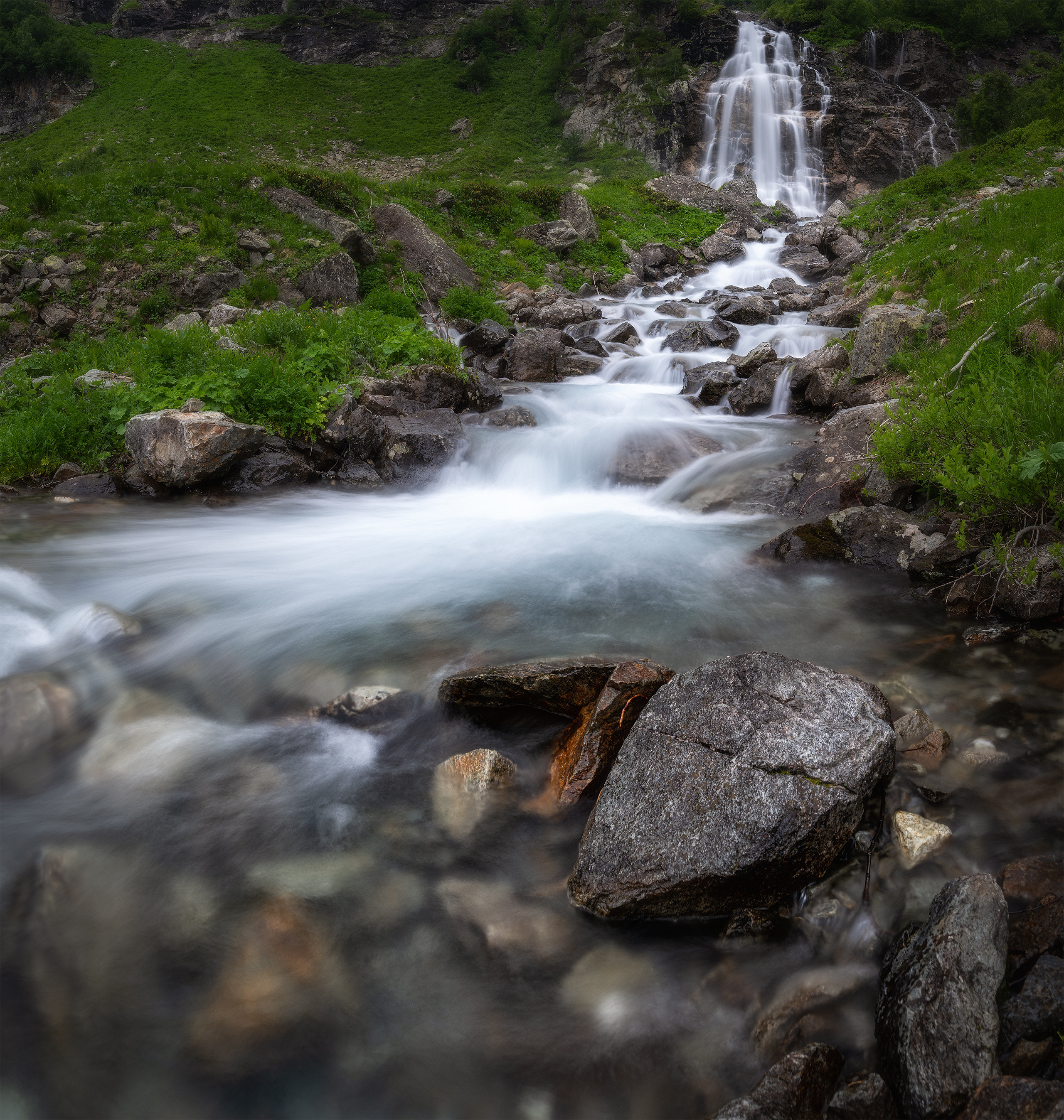 Большой Имеретинский водопад вечером в горах Карачаево-Черкесской Республики