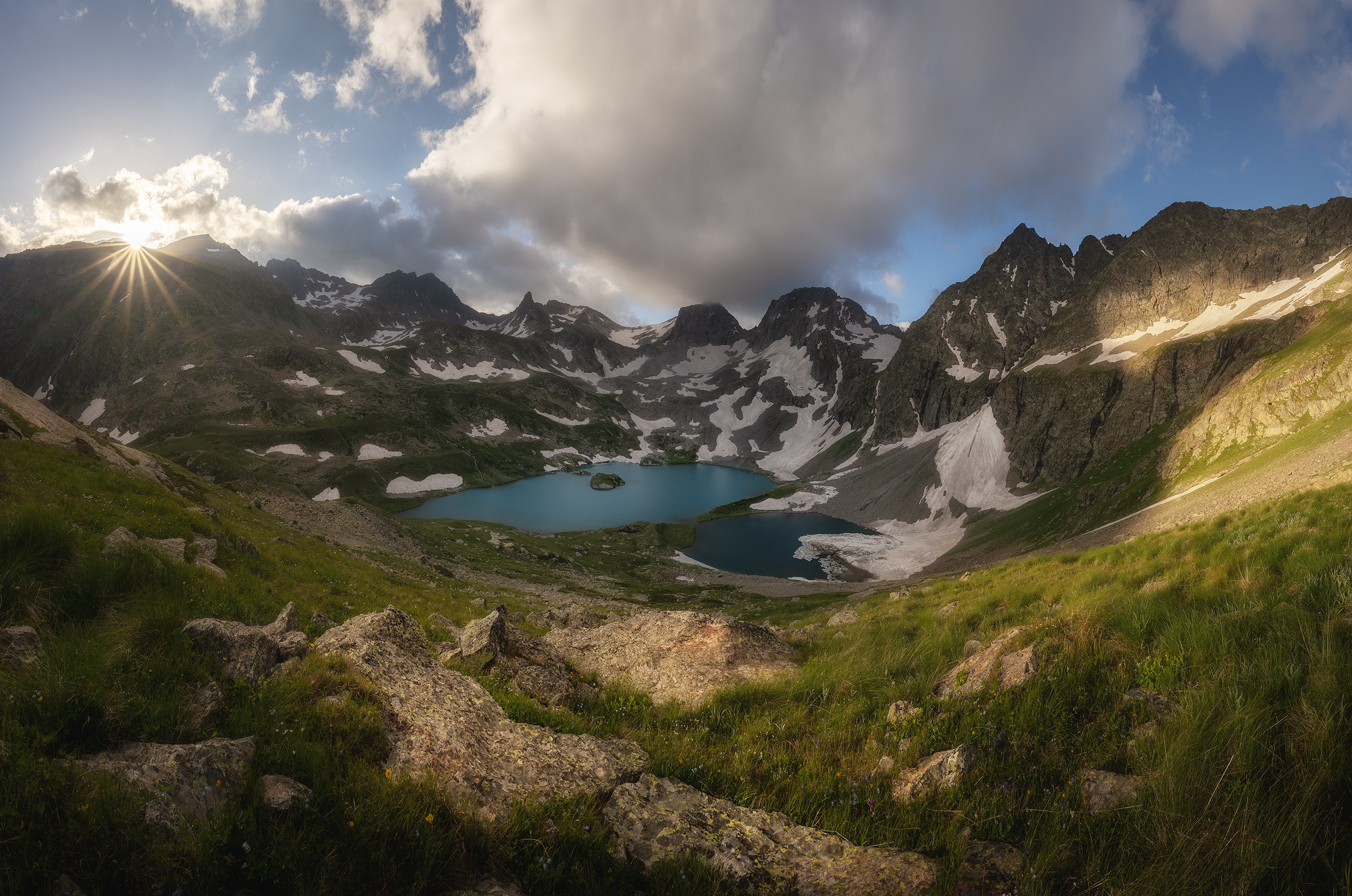Рассвет в горах, с видом на озеро. Озеро Безмолвия или как еще его называют Большое Имеретинское озеро