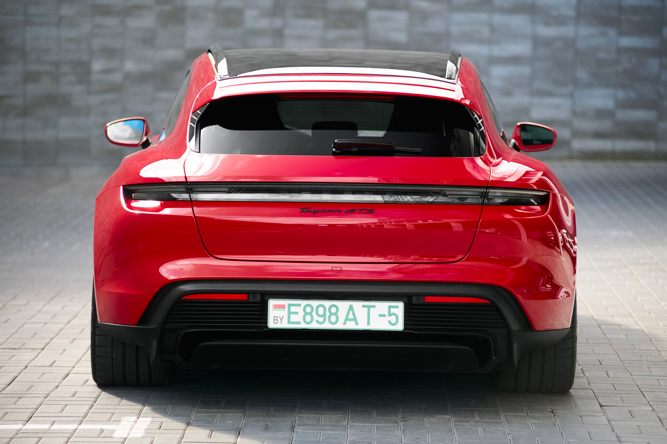Красный Porsche Taycan GTS сзади, прямой ракурс