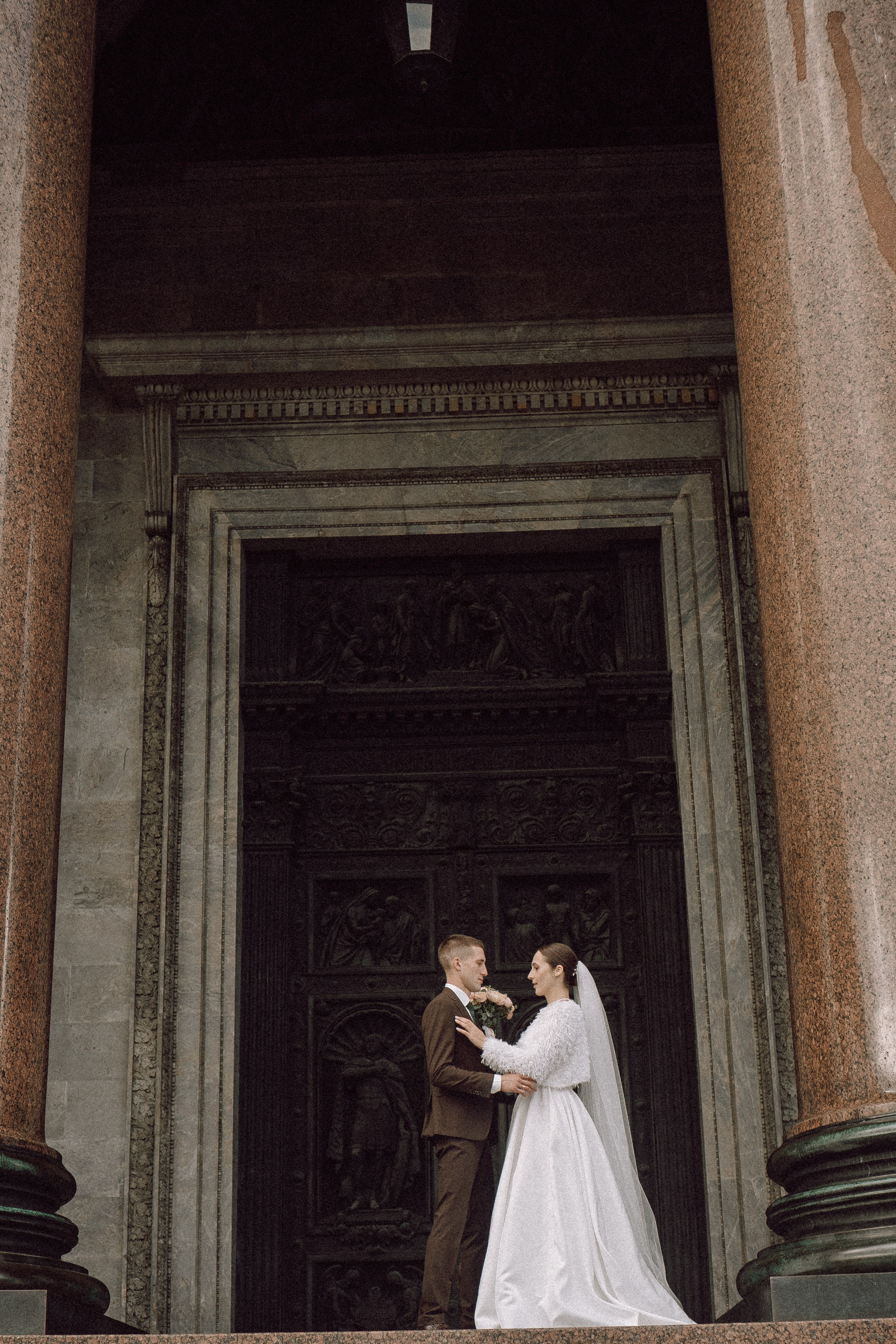 СВАДЕБНАЯ ПРОГУЛКА В САНТК-ПЕТЕРБУРГЕ (ИСАКИЕВСКИЙ СОБОР, ЗИМНЯЯ КАНАВКА, ЭРМИТАЖ И БОЛЬШАЯ МОРСКАЯ УЛИЦА). Профессиональный фотограф, Санкт-Петербург — Виктория Богомолова