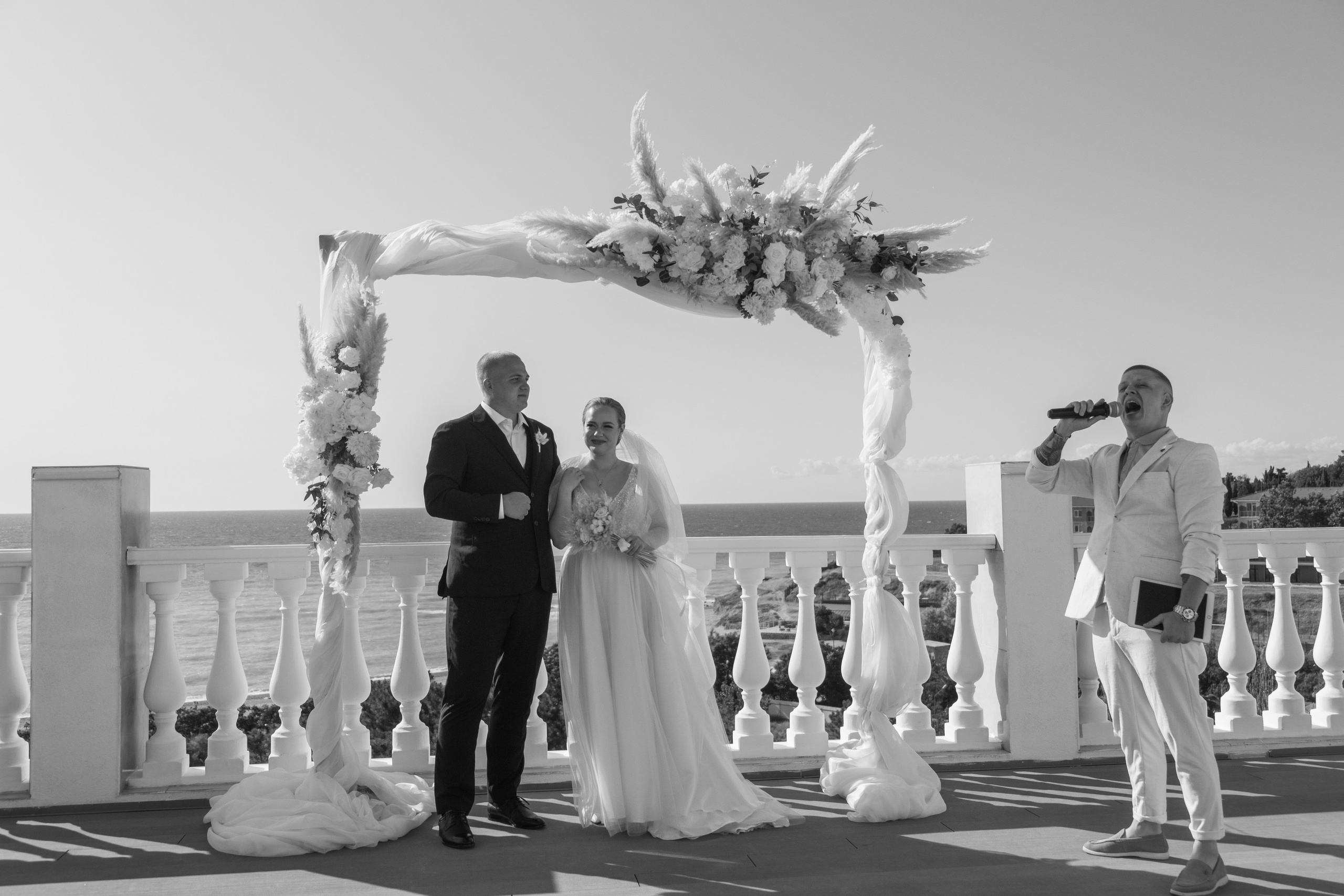 Свадебный ретопртаж. Профессиональная фотосъемка в Крыму. Натуральные эмоции и живые кадры. Забронируйте дату прямо сейчас!