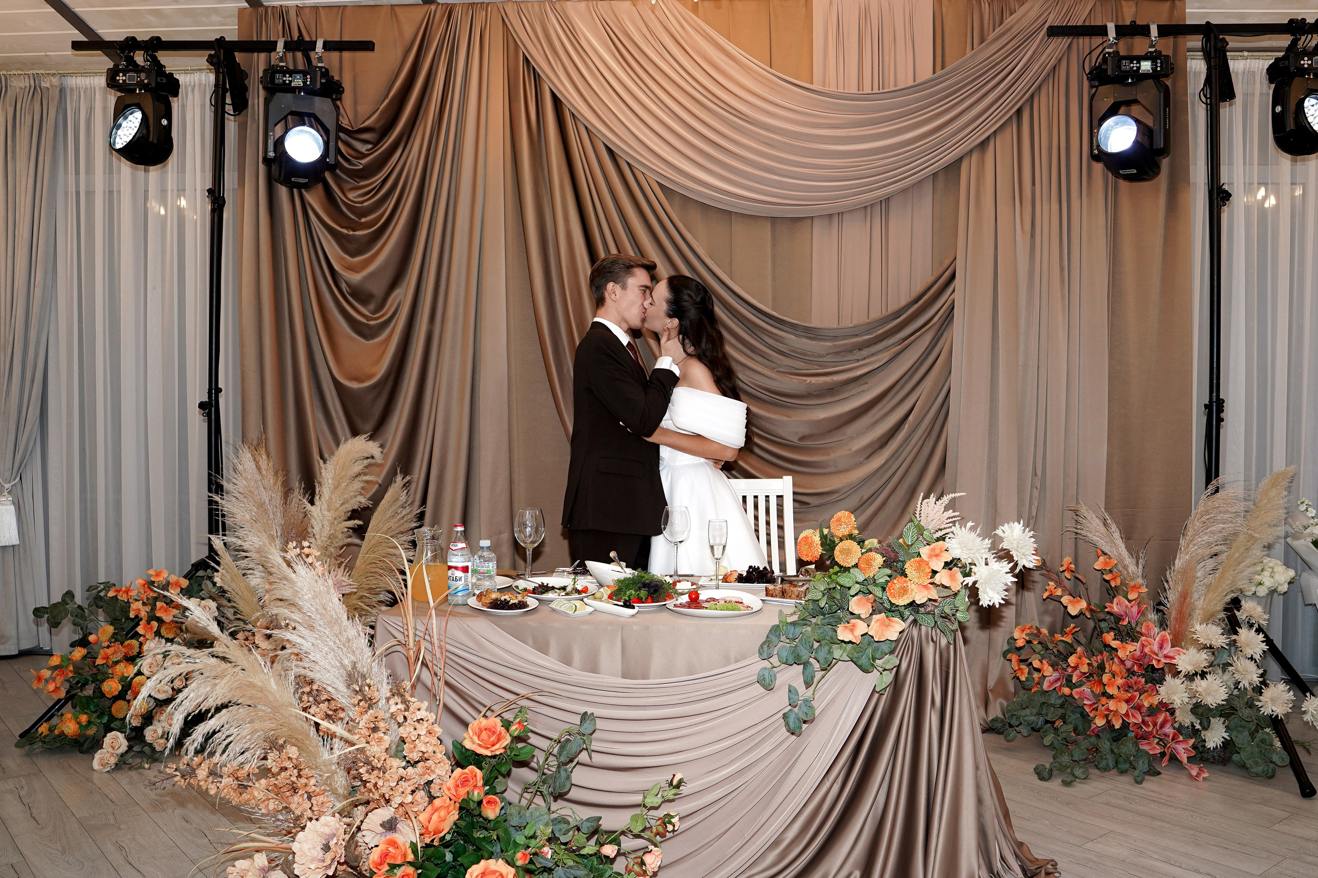 Свадебный банкет в беседке. Свадебный фотограф в Ростове-на-Дону. Таинство Крещения и Венчания, семейные фотосессии. Алёна Чёботова