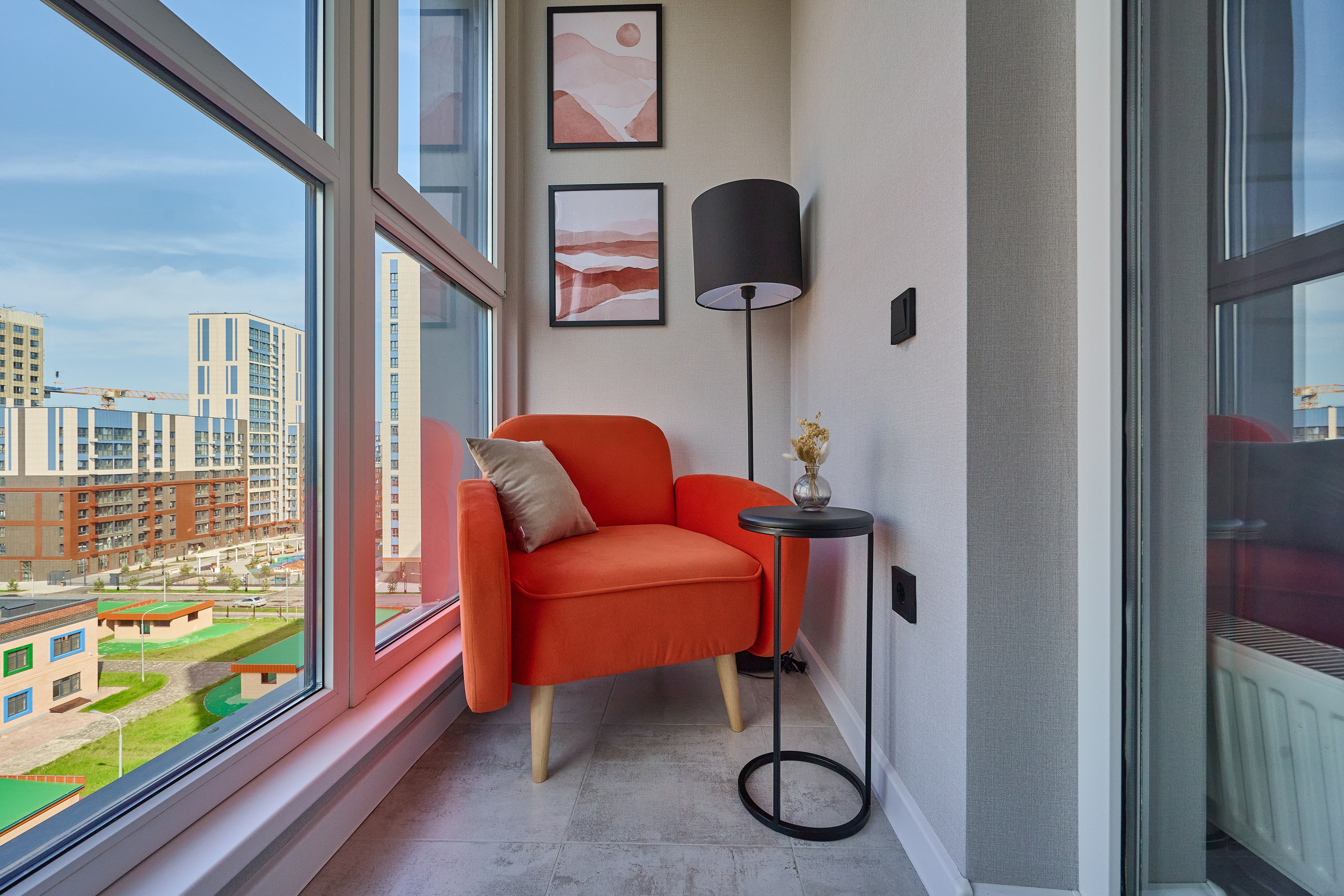 балкон панорамные окна оранжевое кресло светильник картинки 