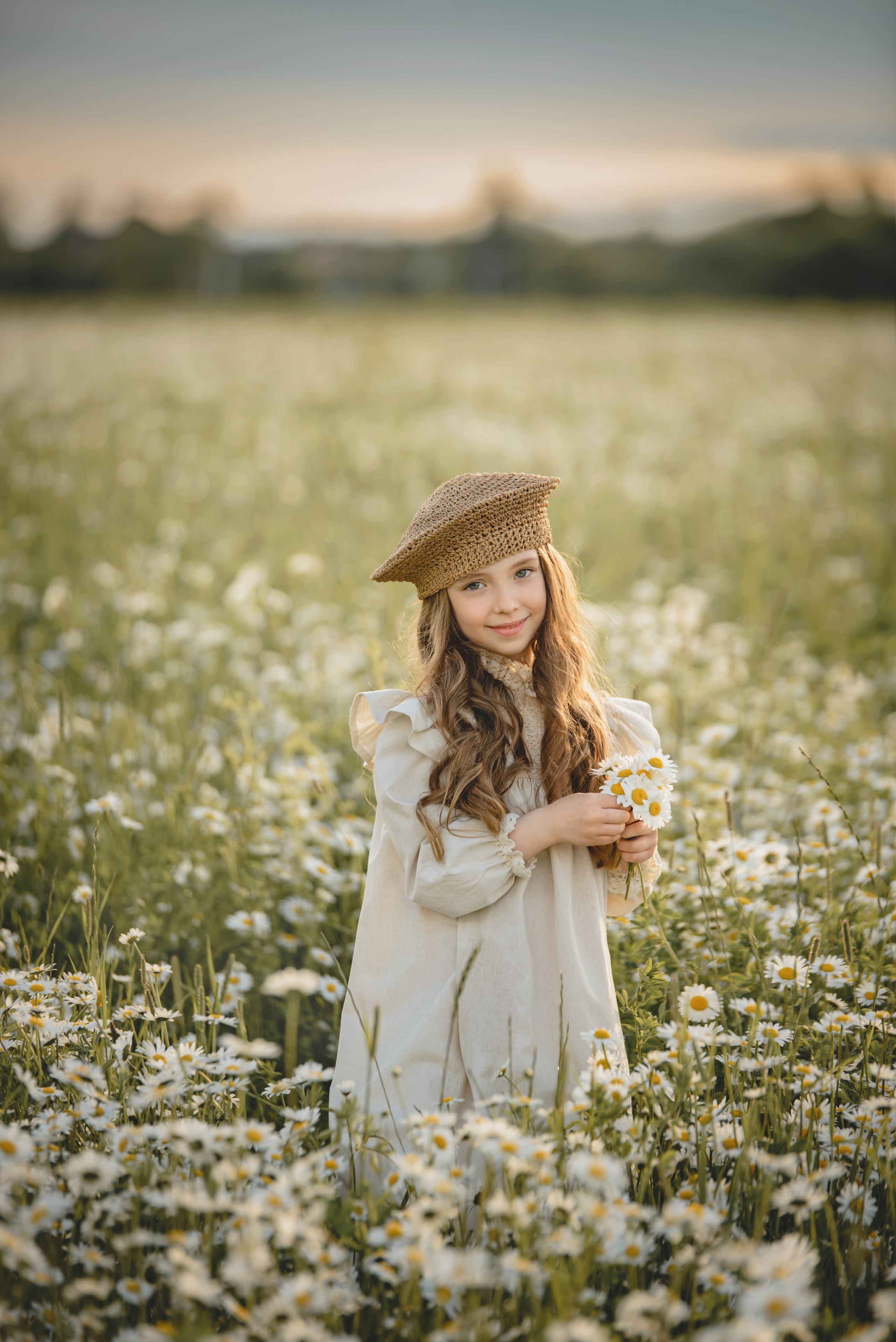 Детский портрет в ромашковом поле