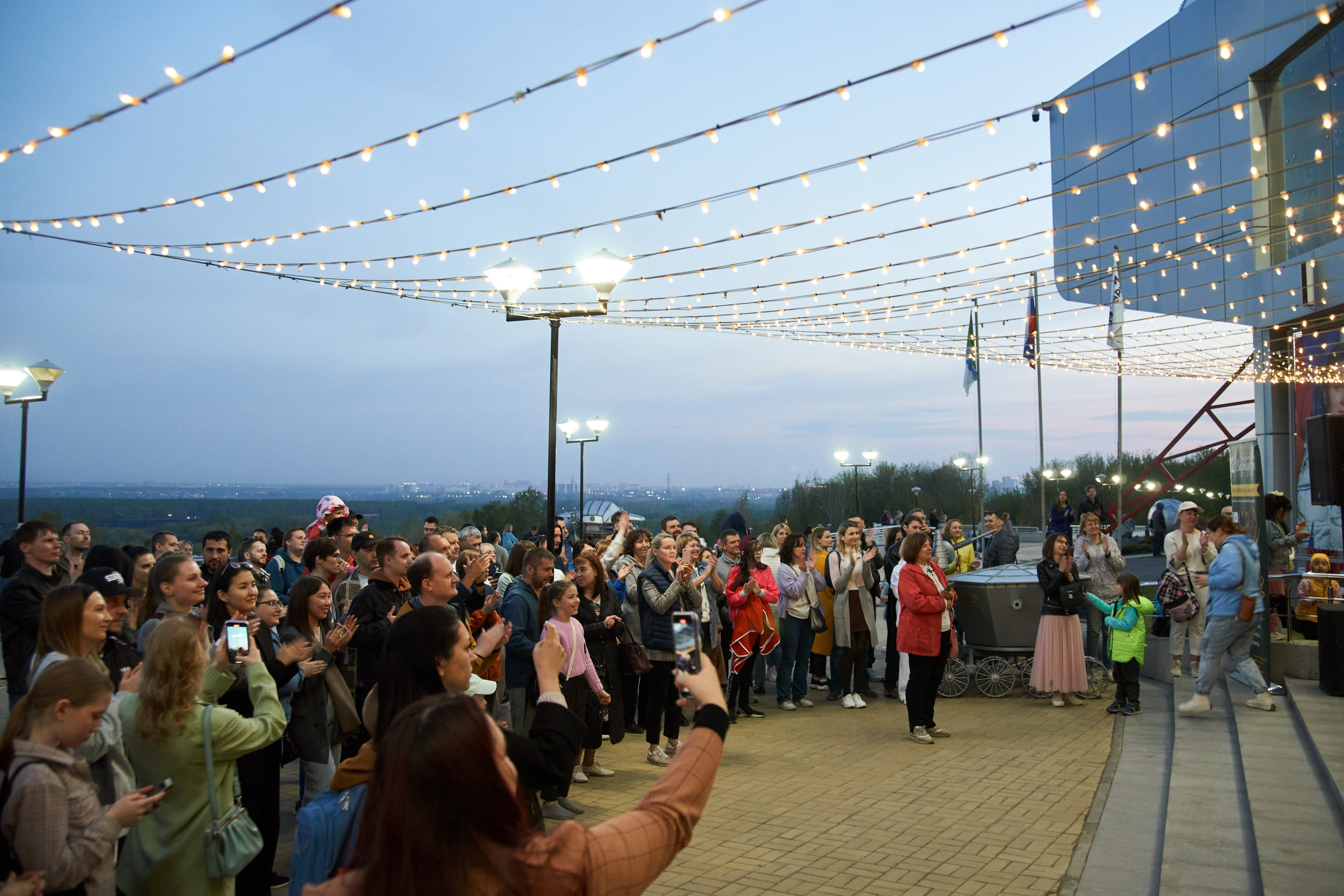 Репортаж: Музыкальная школа Виртуозы в Ночь музеев у планетария. Репортажный и женский фотограф в Новосибирске