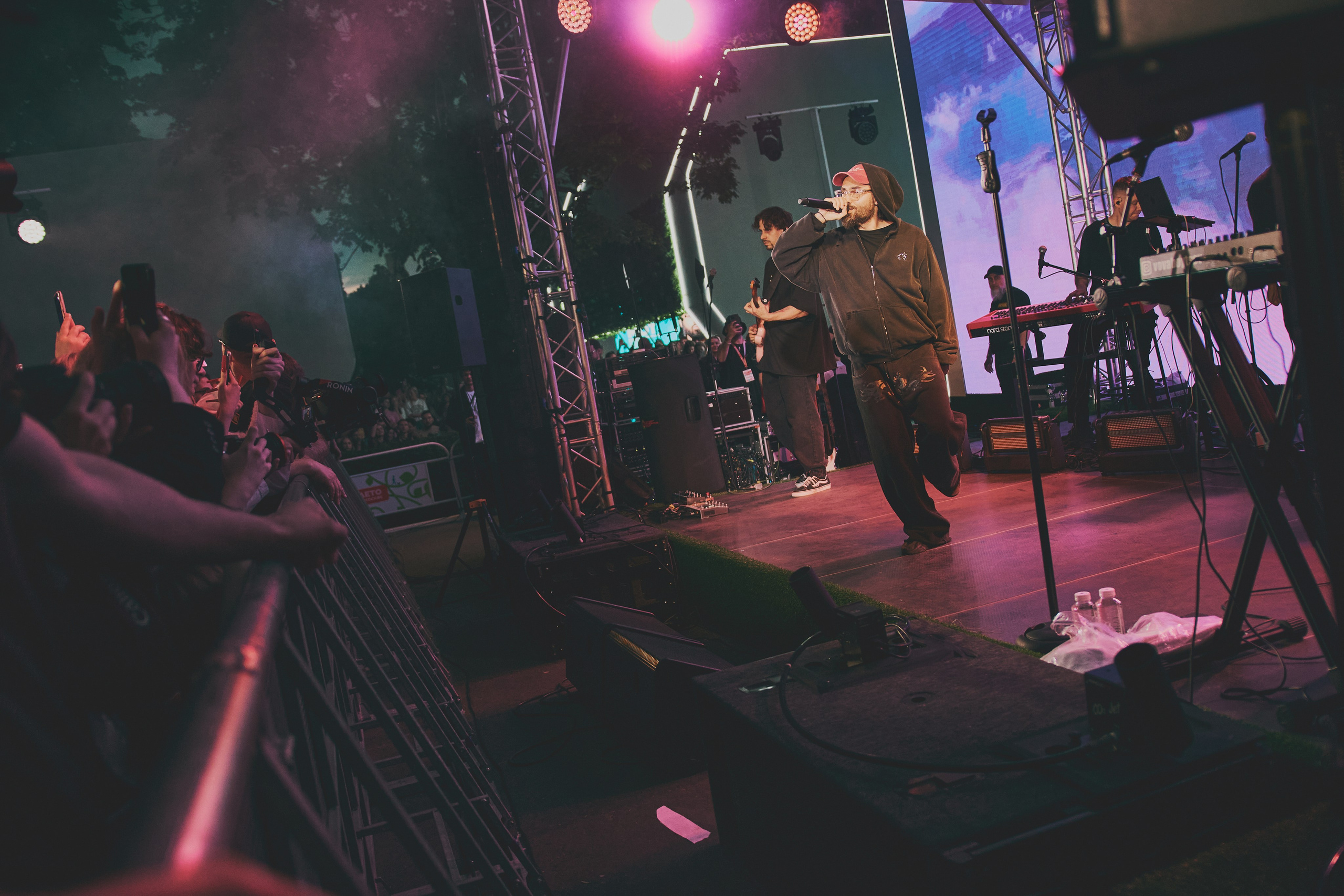 Съёмка с концерта МОТа: толпа фанатов и артист. Шилов Арсений — репортажный фотограф в Москве